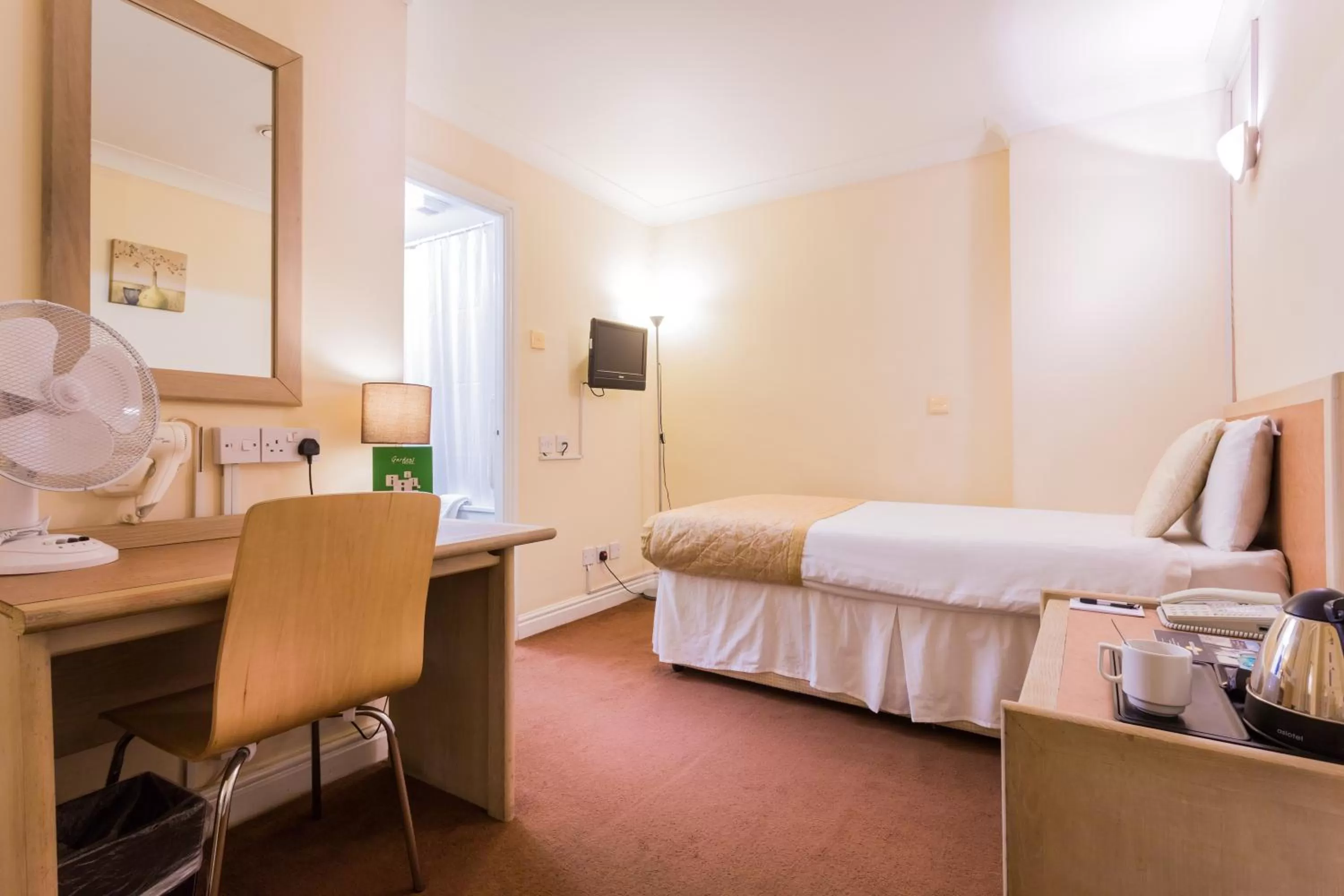 Day, Bed in The Gardens Hotel