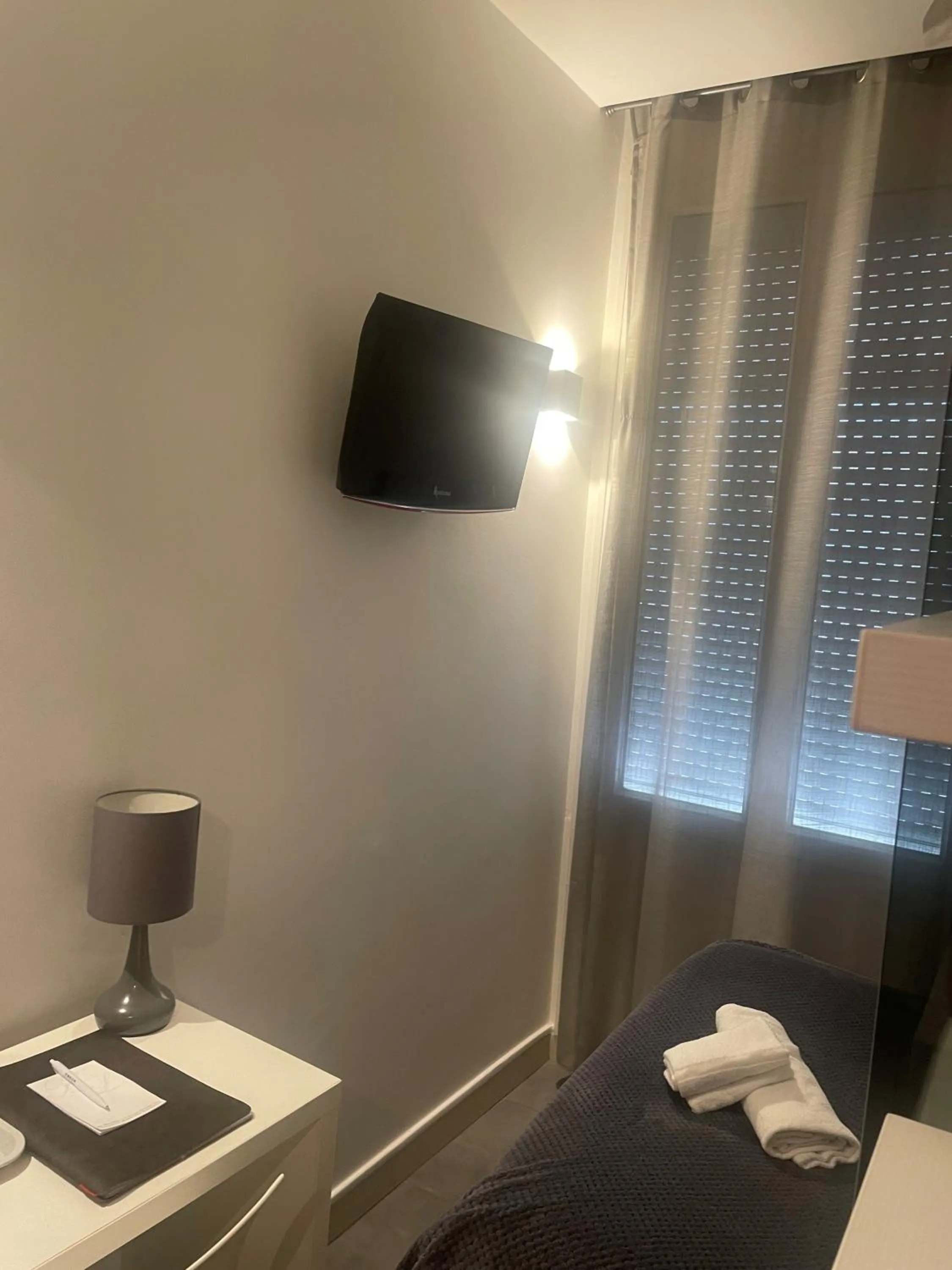 TV and multimedia, Bed in Hôtel Anna Livia