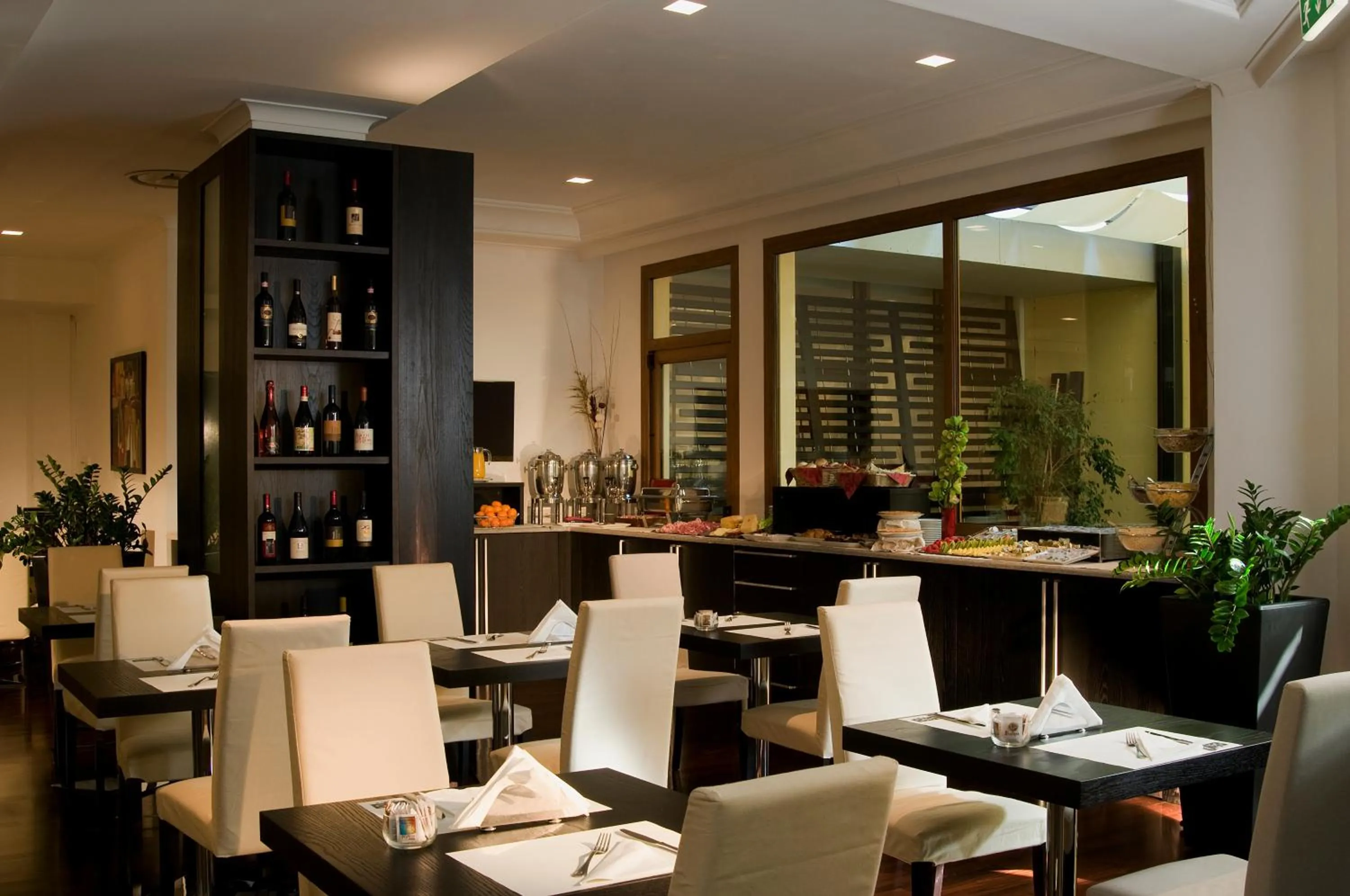 Restaurant/places to eat in Excel Hotel Roma Ciampino