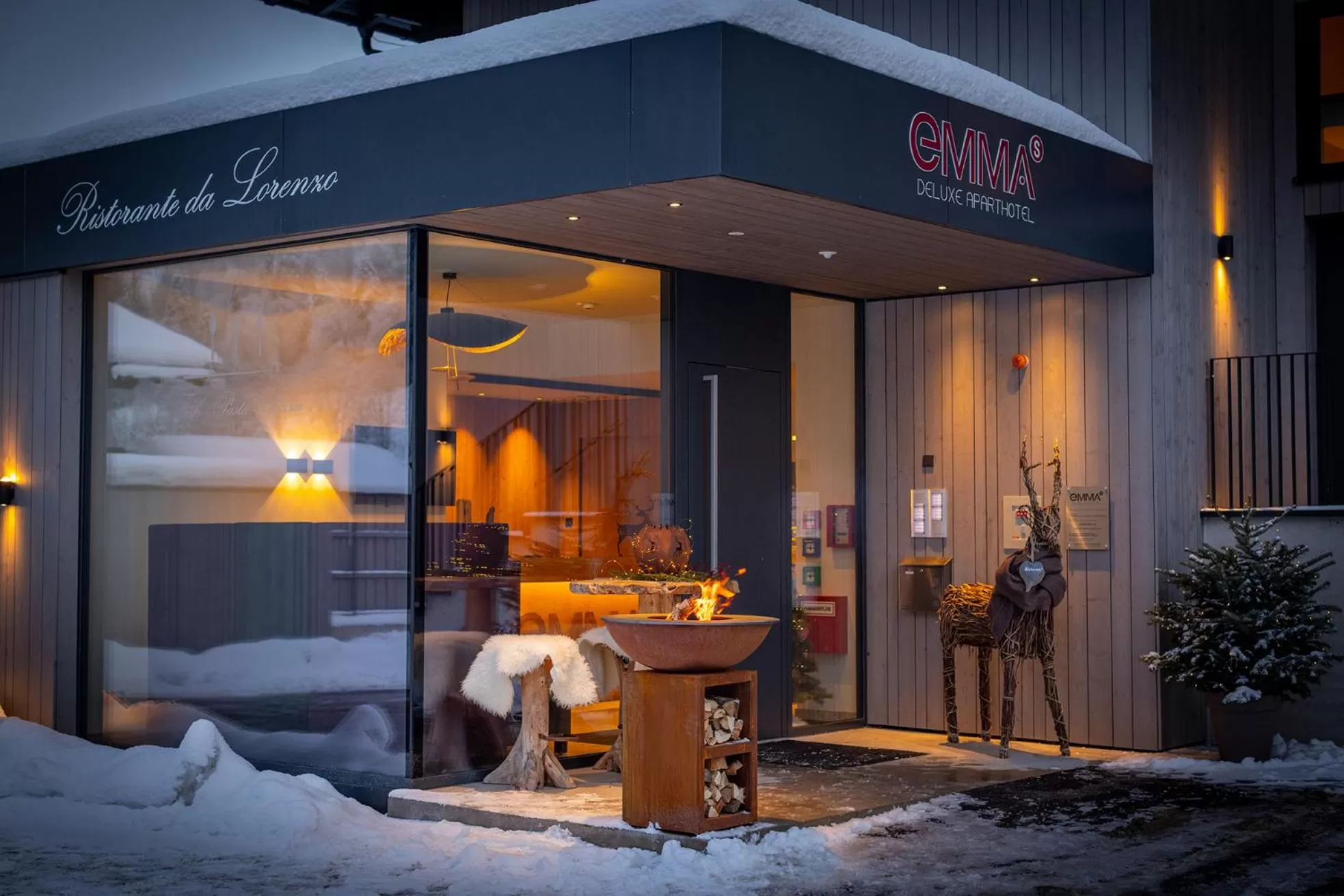 Facade/entrance in Emma Deluxe Aparthotel direkt beim Skibus