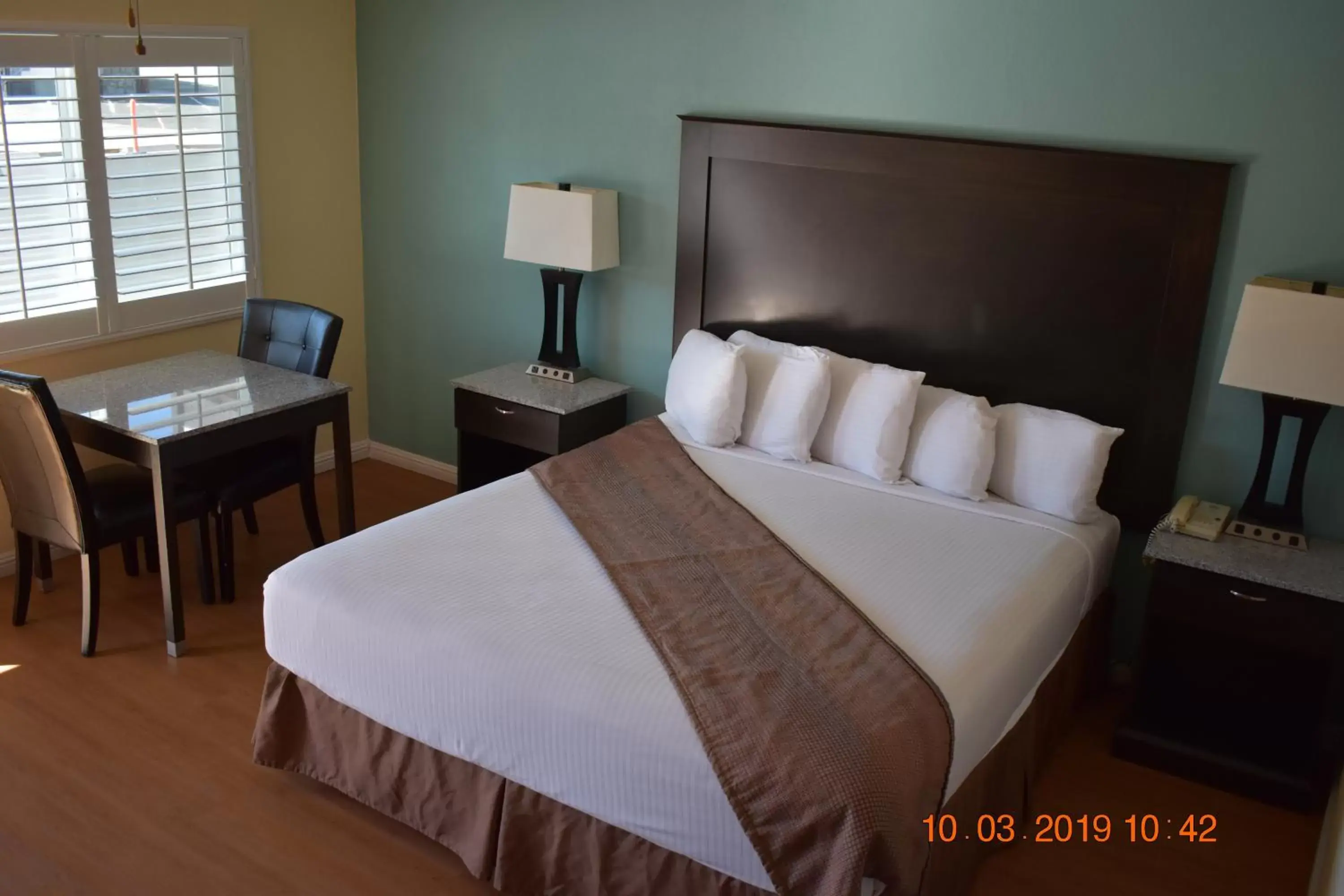 Bed in Rockview Inn and Suites