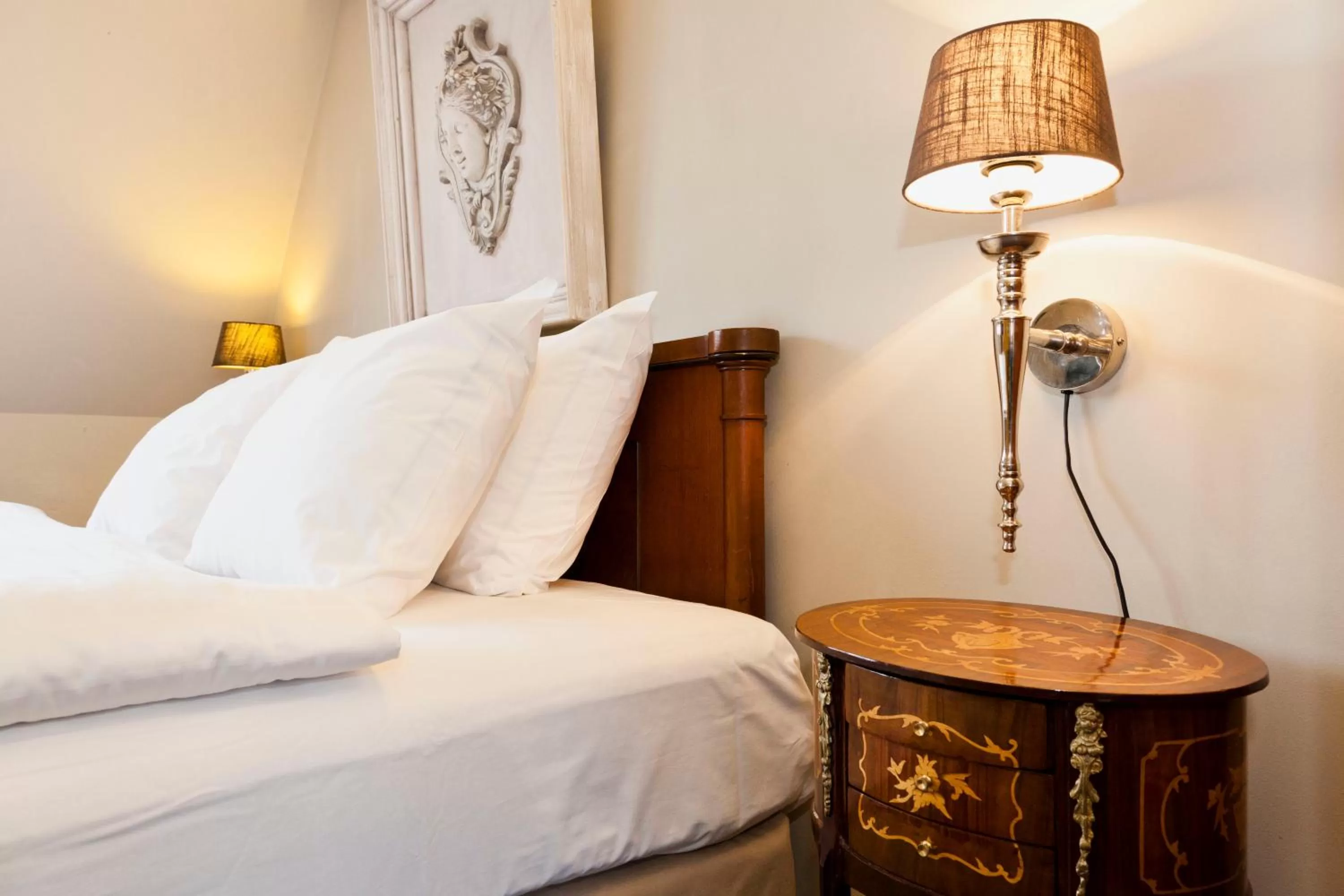 Decorative detail in Hotel Diamonds and Pearls