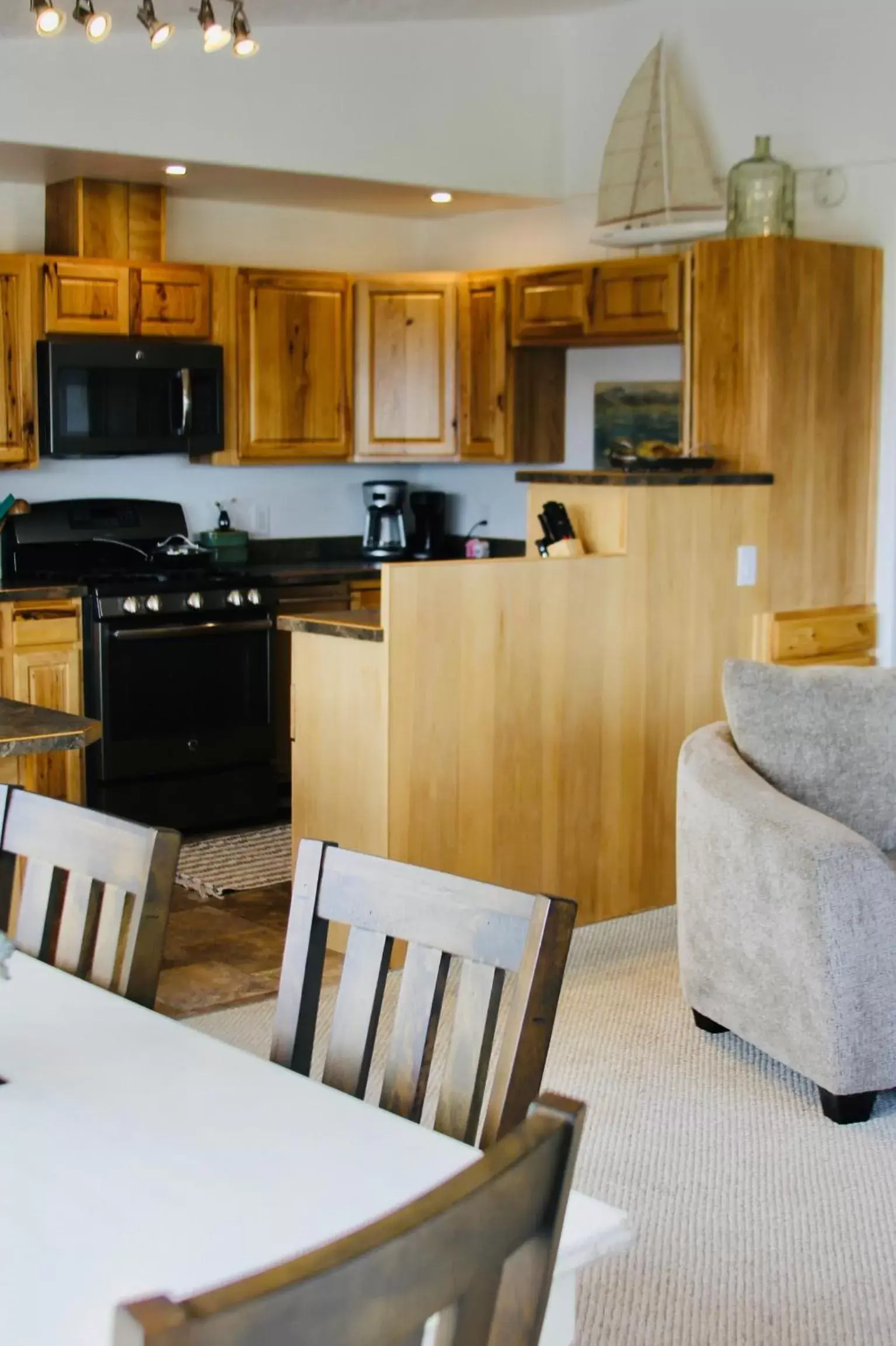 Kitchen/Kitchenette in Seafarer Suites