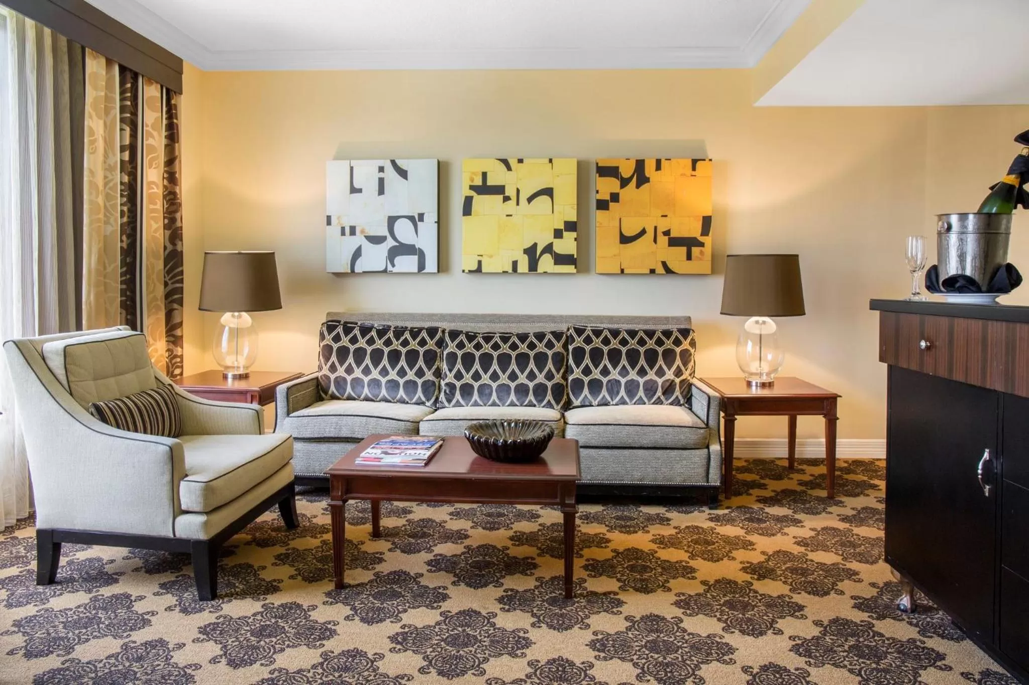 Living room in Omni Houston Hotel