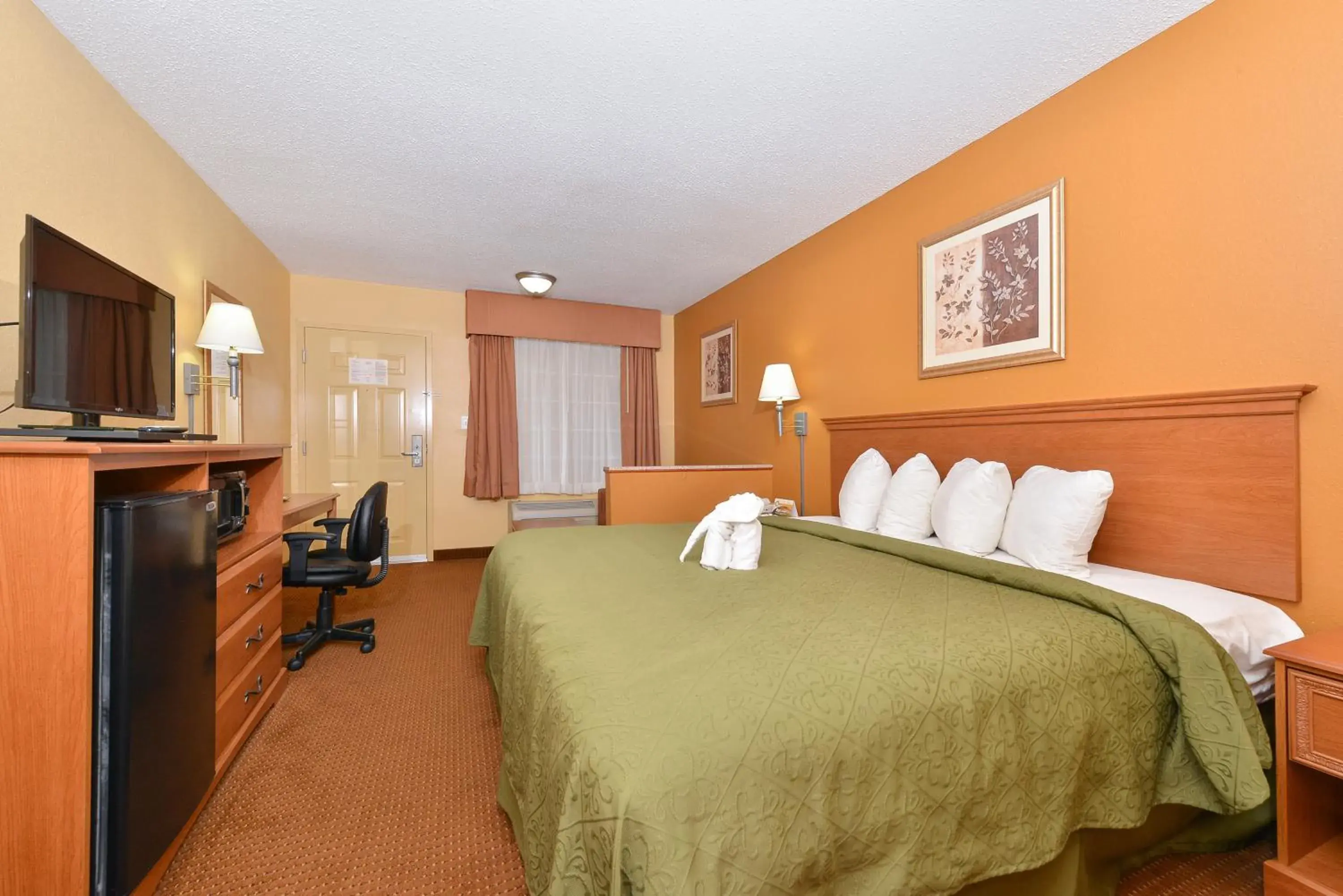 Bedroom, Bed in Quality Inn & Suites Cartersville North Bedroom, Bed in Quality Inn & Suites Cartersville North