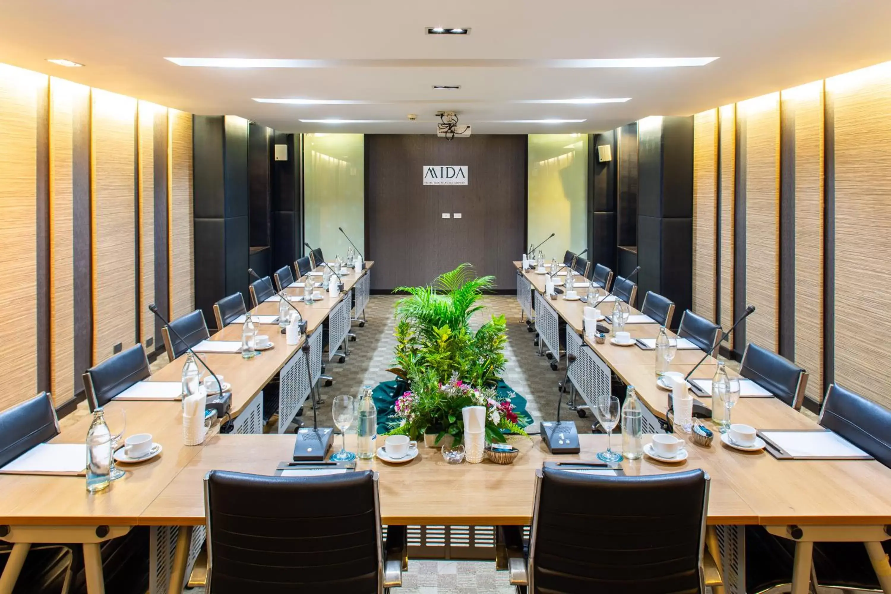 Meeting/conference room, Restaurant/Places to Eat in Mida Hotel Don Mueang Airport