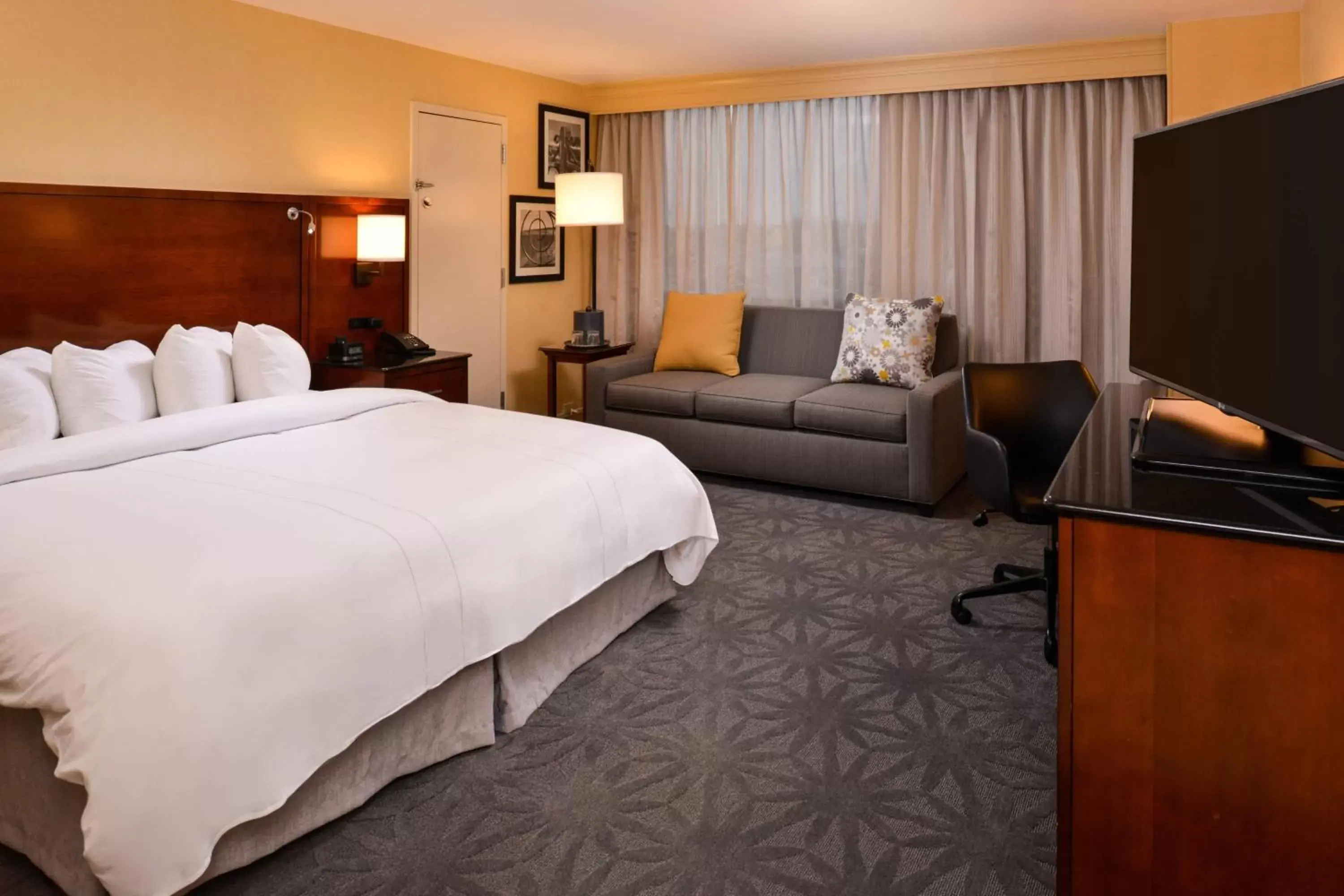 Large King Room with Sofa Bed in Buffalo Marriott Niagara