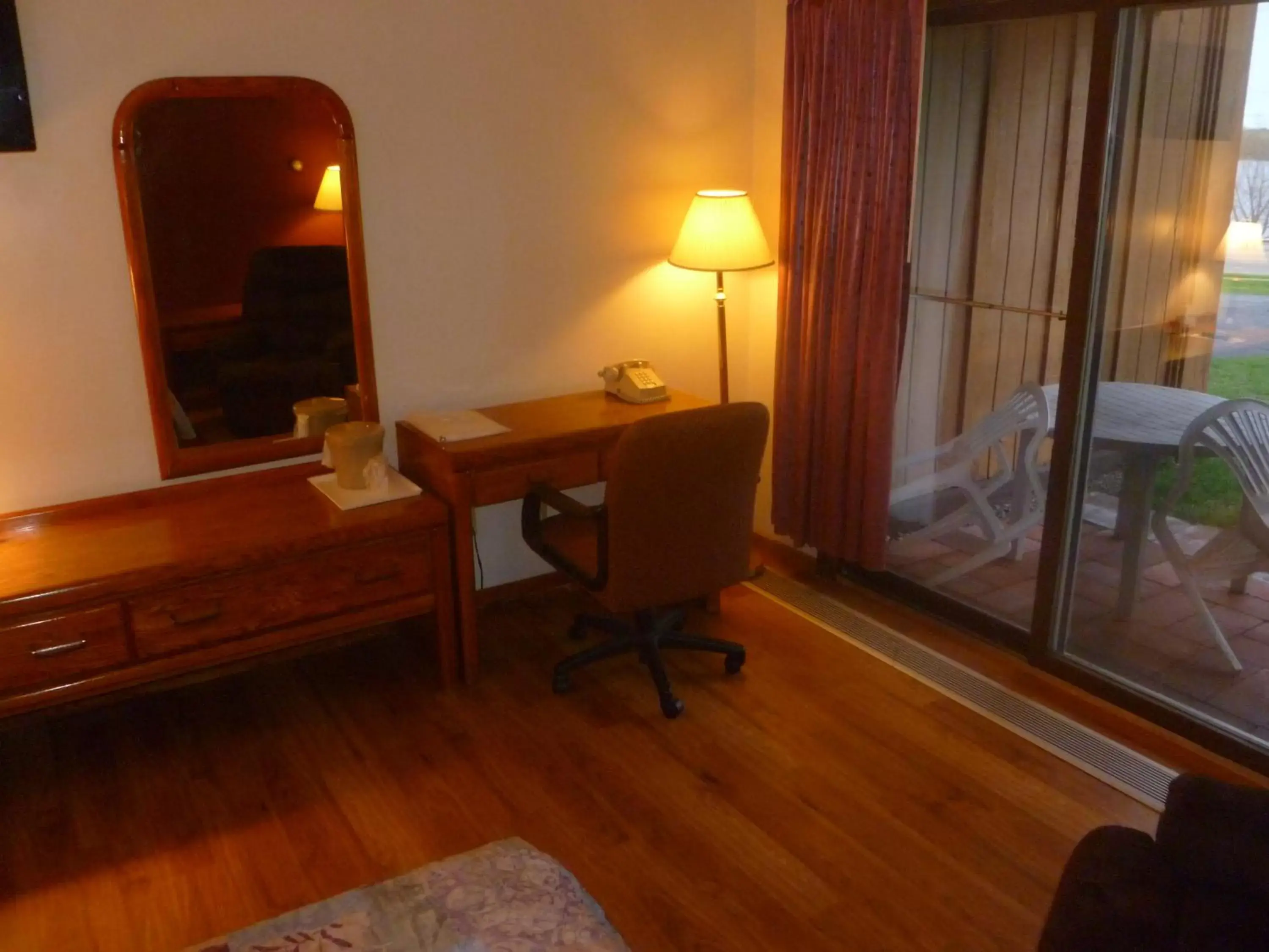 Bedroom, TV/Entertainment Center in Timber Inn Motel