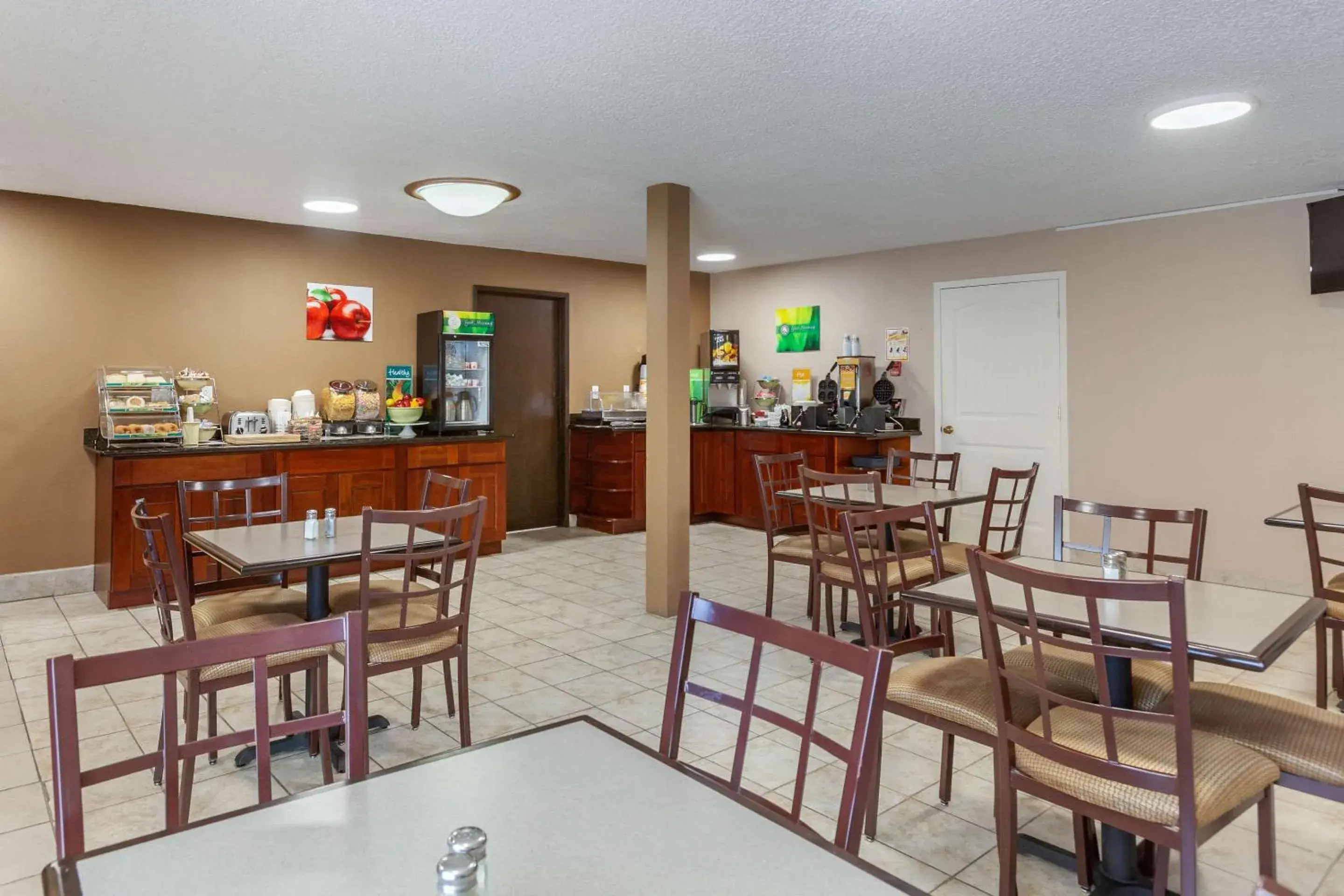 Breakfast, Restaurant/Places to Eat in Rodeway Inn & Suites