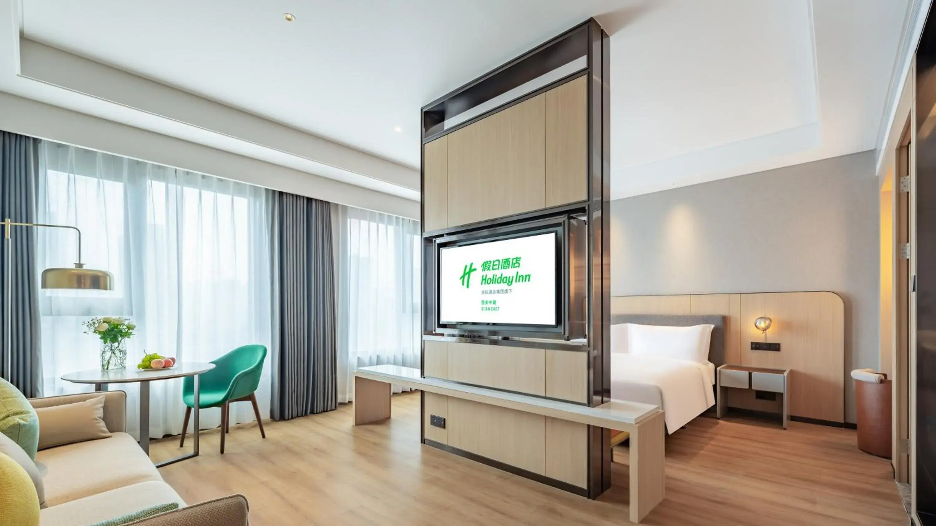 Bedroom, TV/Entertainment Center in Holiday Inn Xi'an East, an IHG Hotel