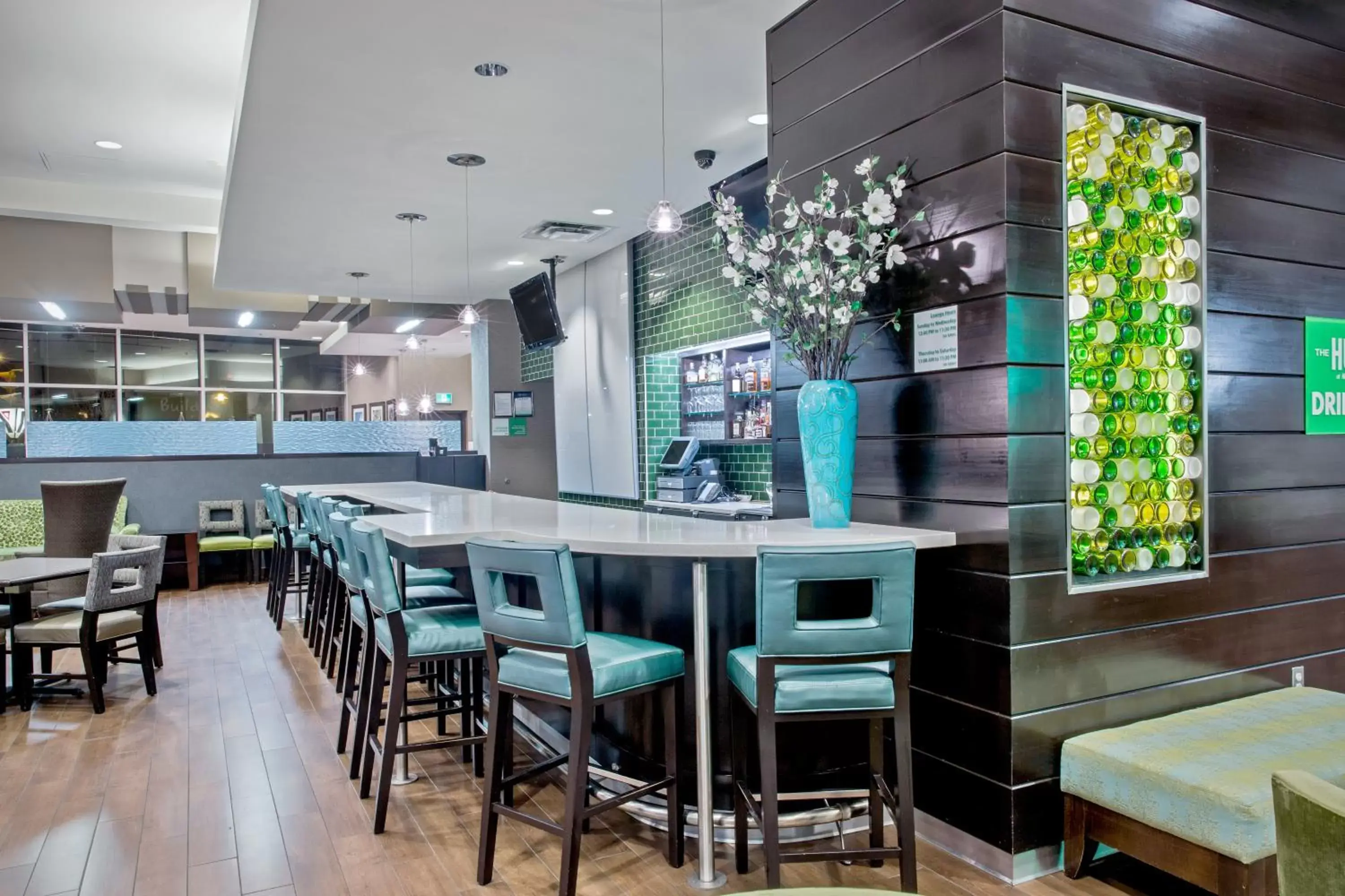 Lounge or bar, Restaurant/Places to Eat in Holiday Inn Saskatoon Downtown, an IHG Hotel