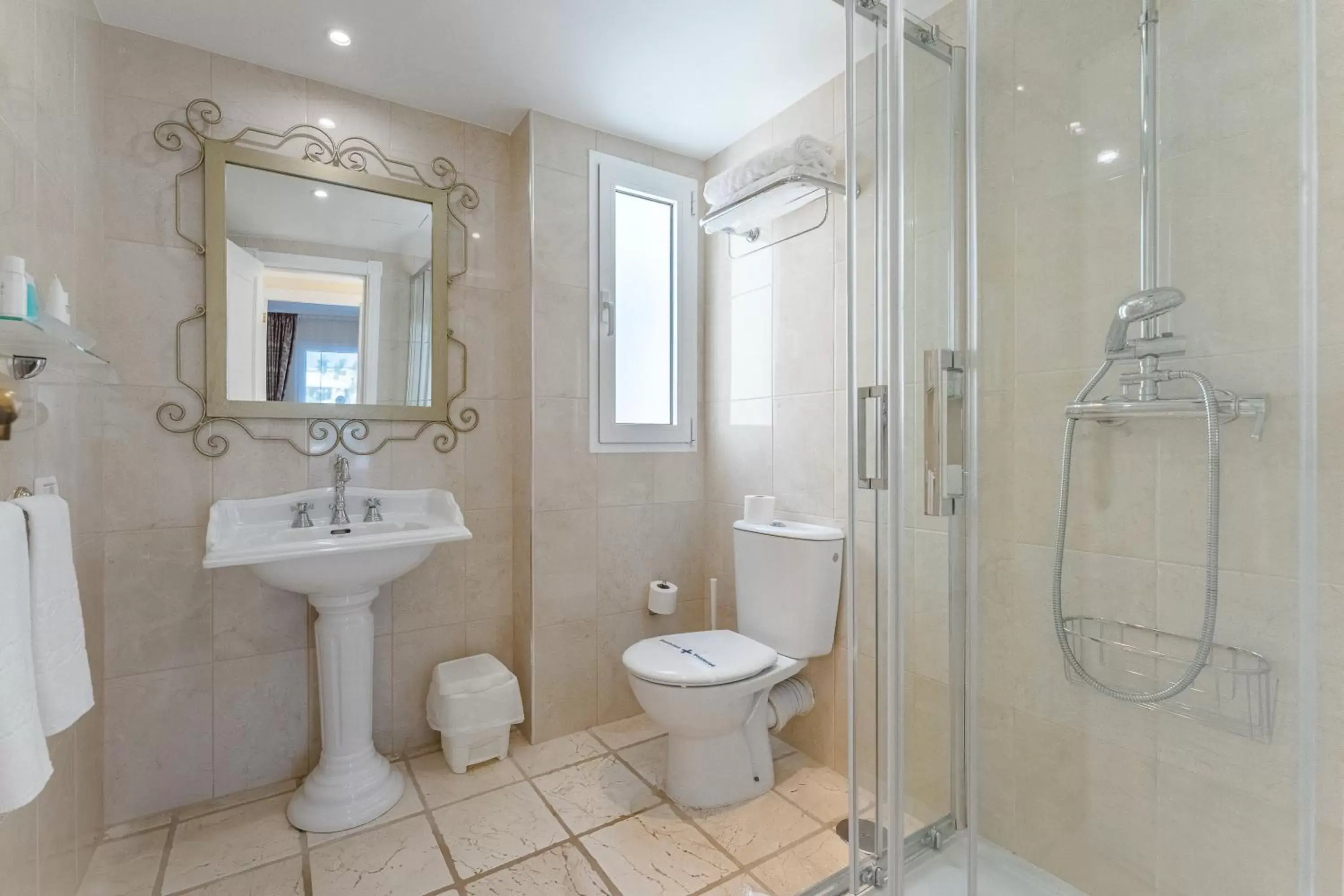 Bathroom in Flamingo Suites Boutique Hotel