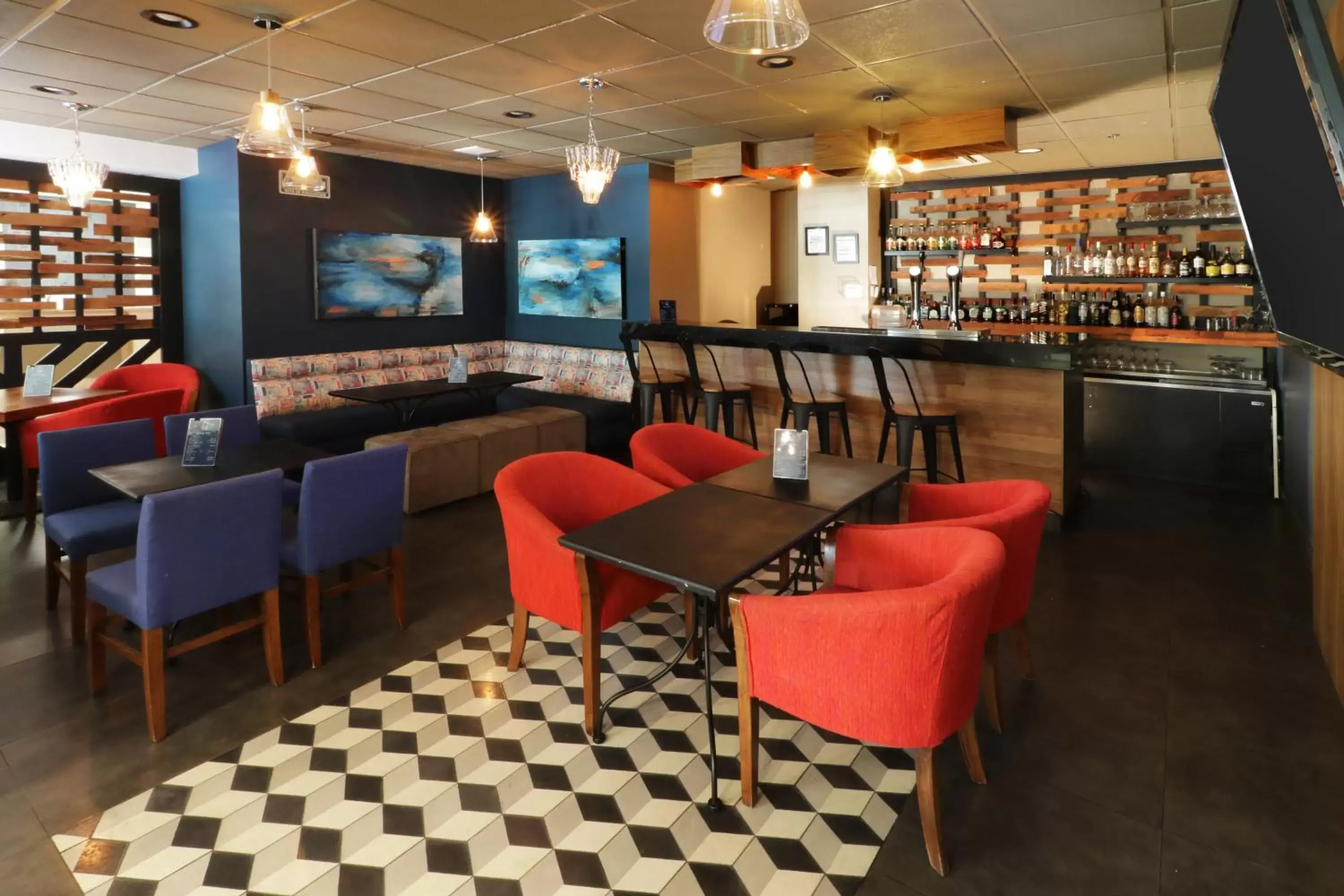 Lounge or bar, Lounge/Bar in Holiday Inn Hotel & Suites Hermosillo Aeropuerto, an IHG Hotel