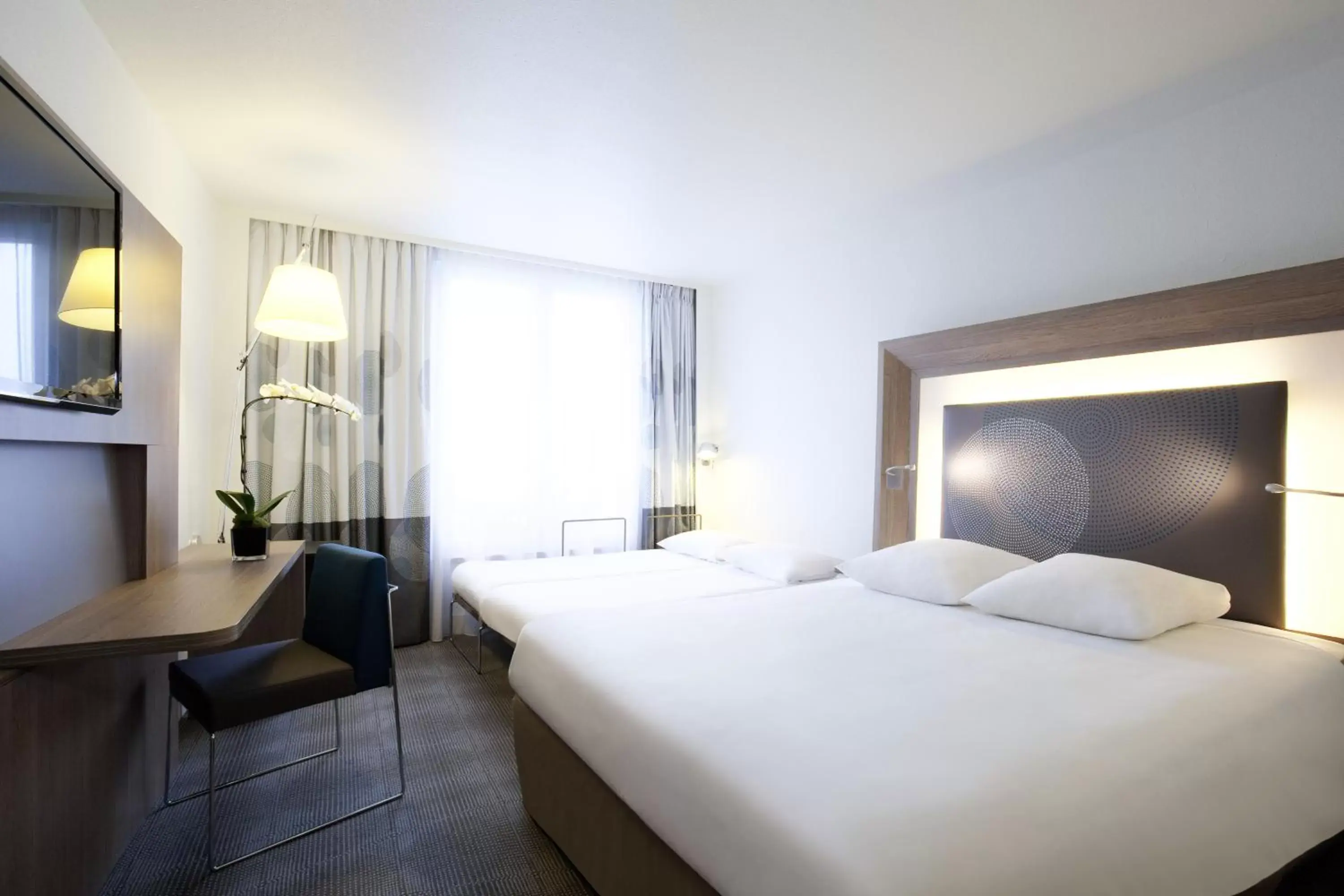 Family Room with 1 Queen bed and 1 Double Sofa Bed in Novotel Lille Aéroport