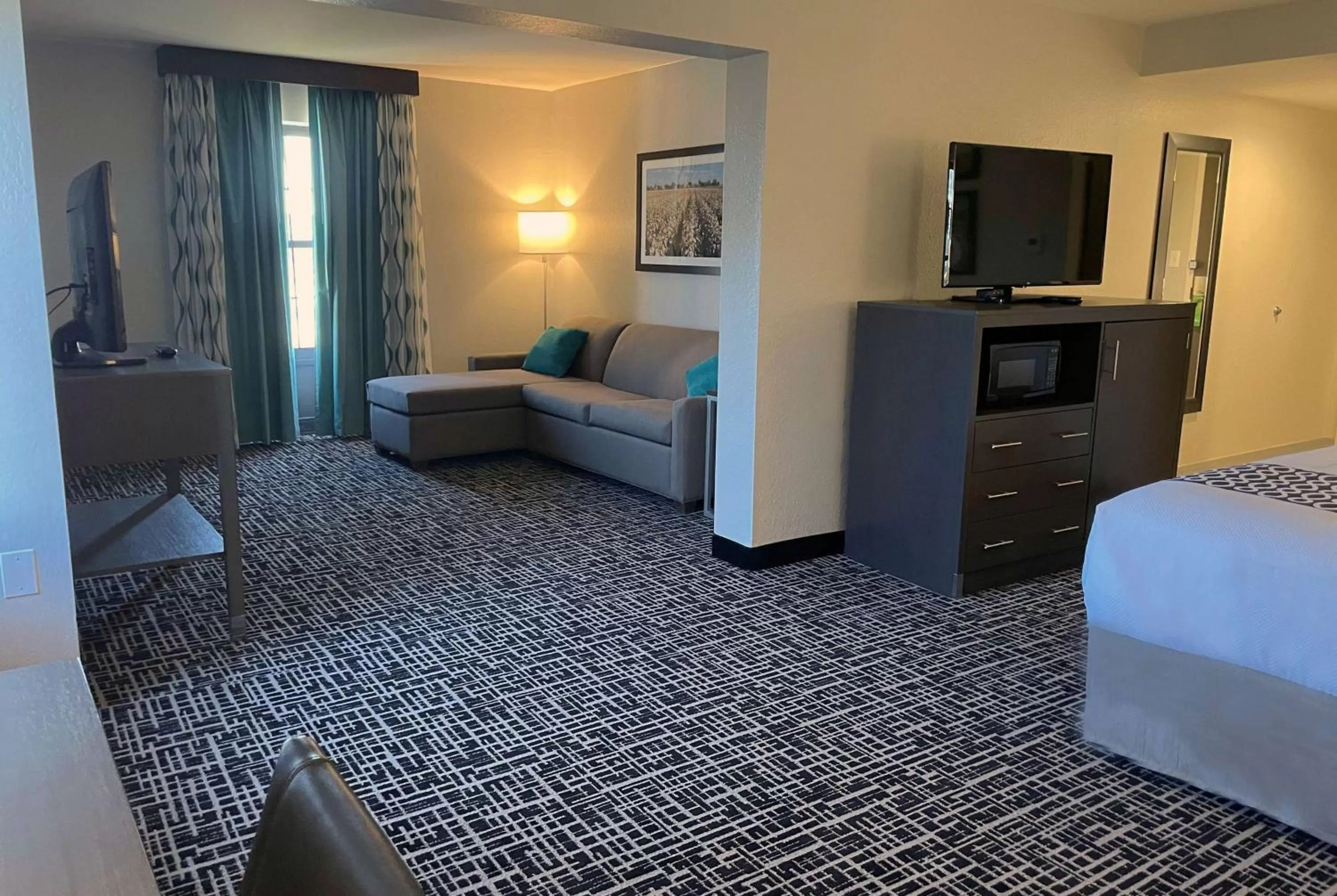 Photo of the whole room, Bed in La Quinta by Wyndham Jonesboro