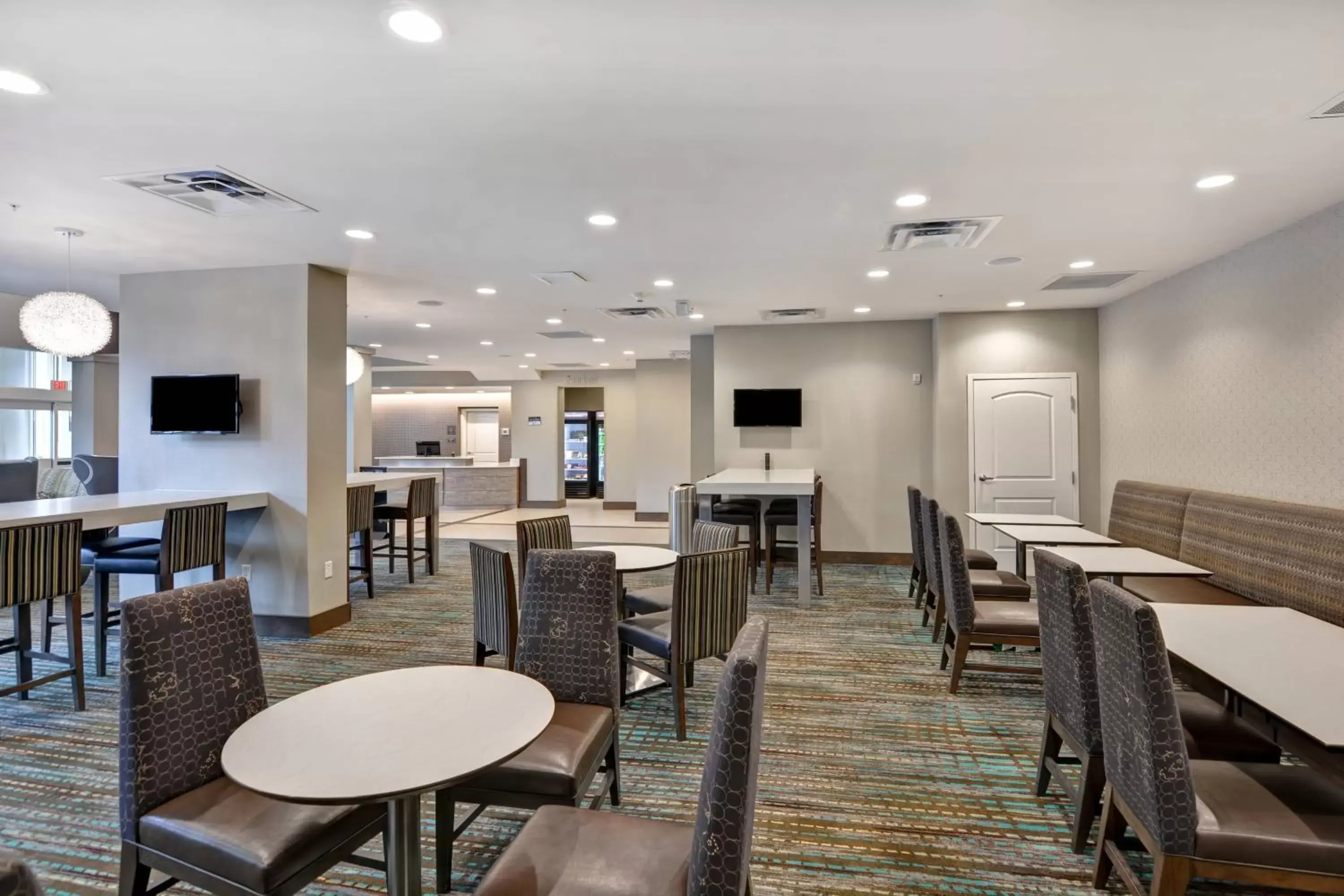 Restaurant/Places to Eat in Residence Inn by Marriott Milwaukee North/Glendale