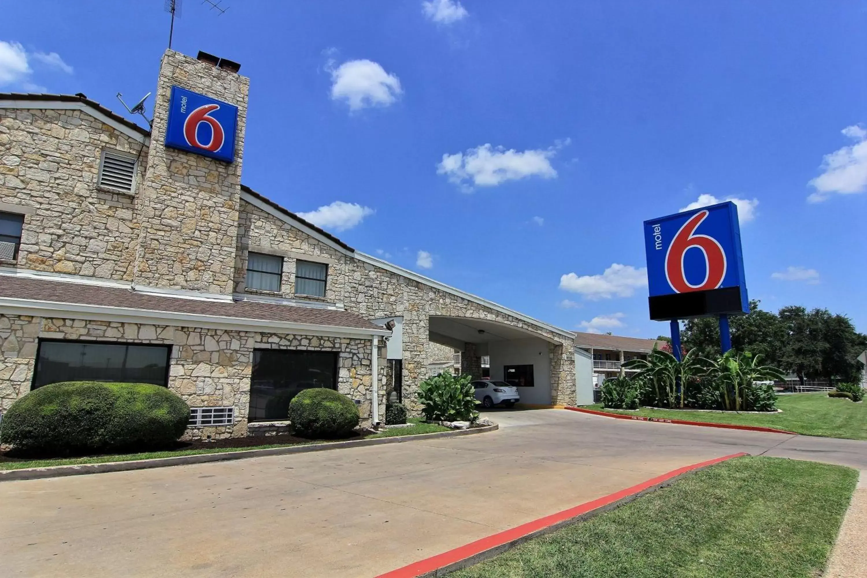 Property building, Property Logo/Sign in Motel 6 Austin, TX - Central Downtown UT