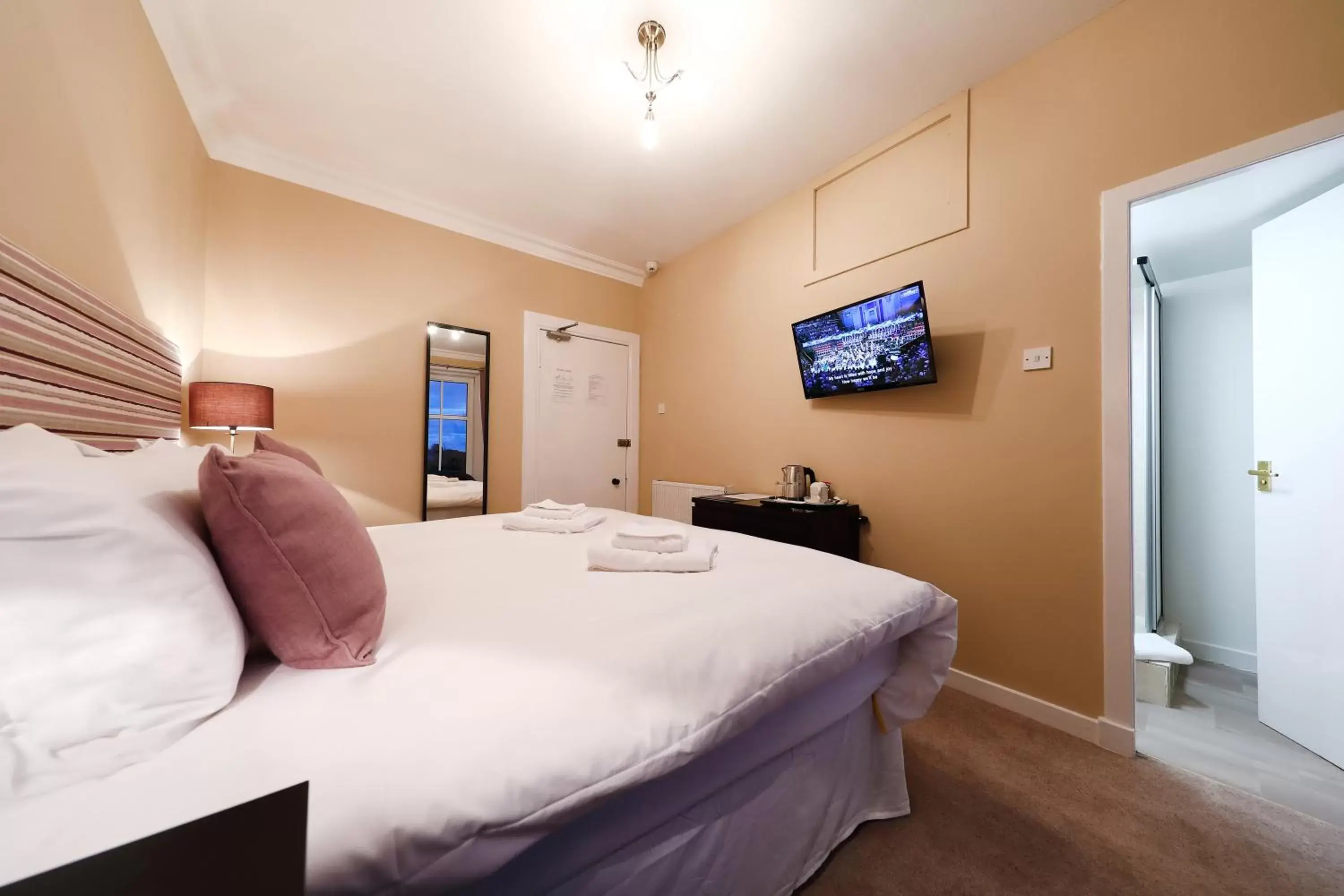 Photo of the whole room, Bed in The Station Hotel