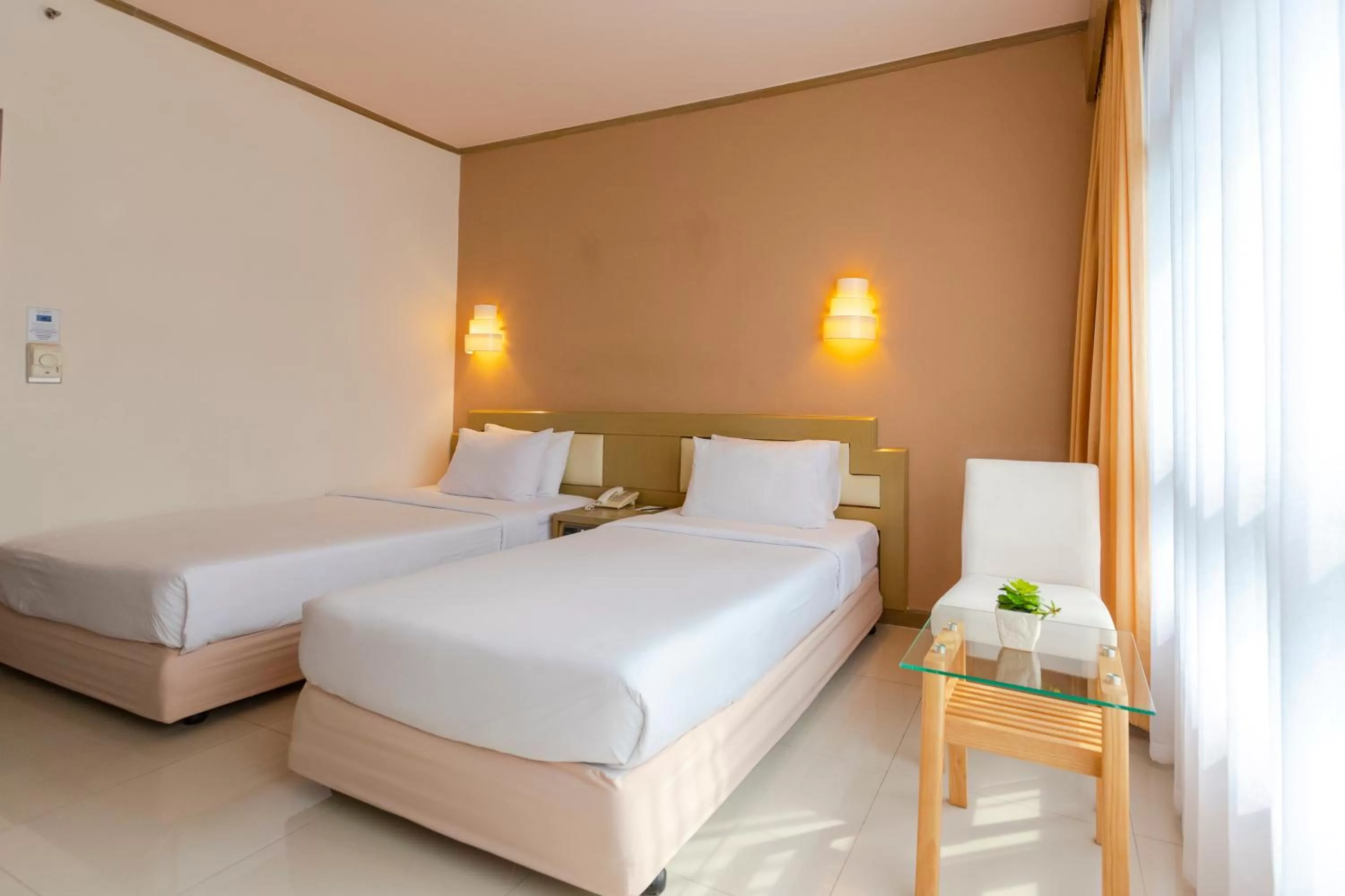 Bed in Pinnacle Lumpinee Park Hotel