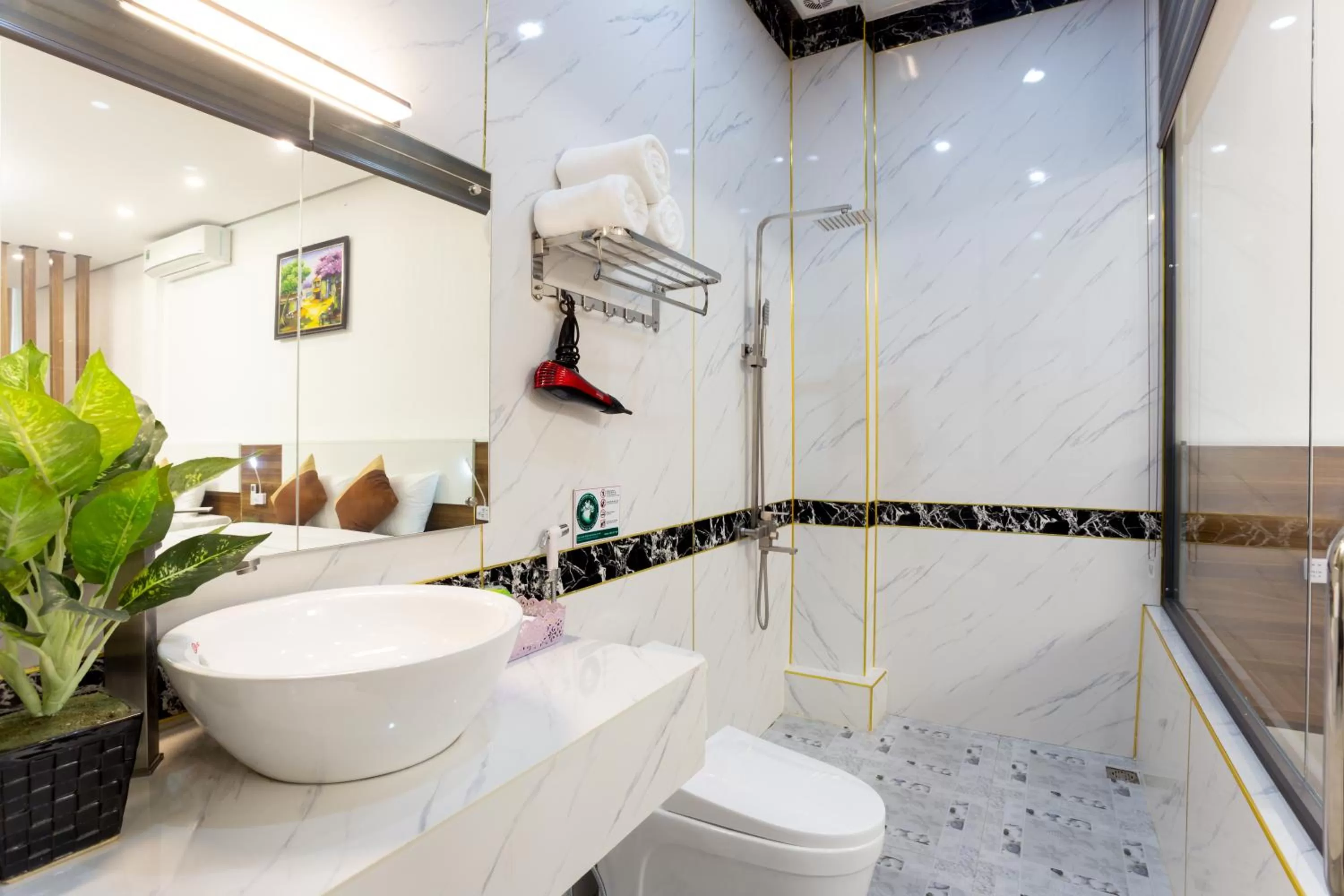 Bathroom in TAM COC SUNSHINE HOTEL