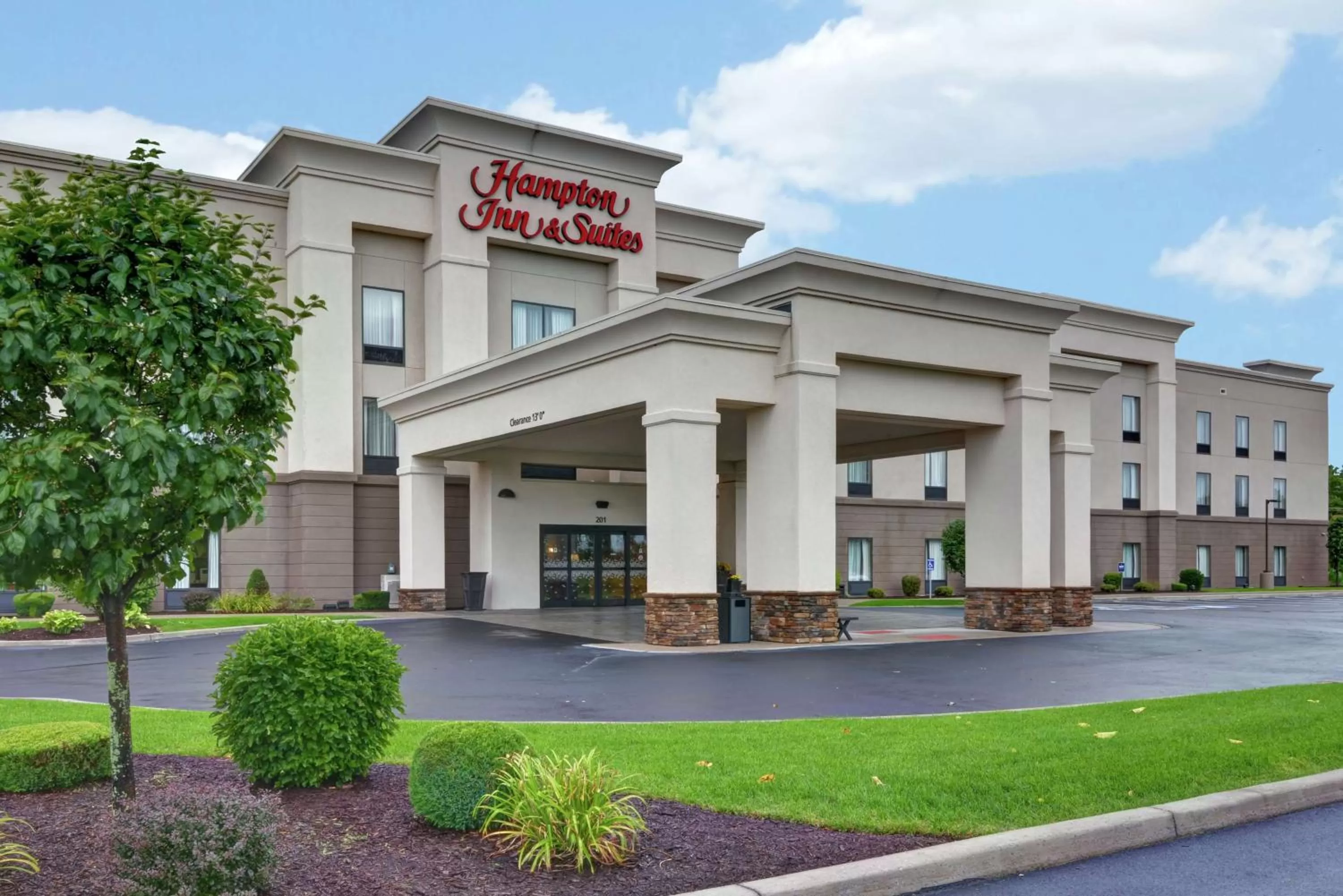 Property building in Hampton Inn and Suites New Hartford/Utica