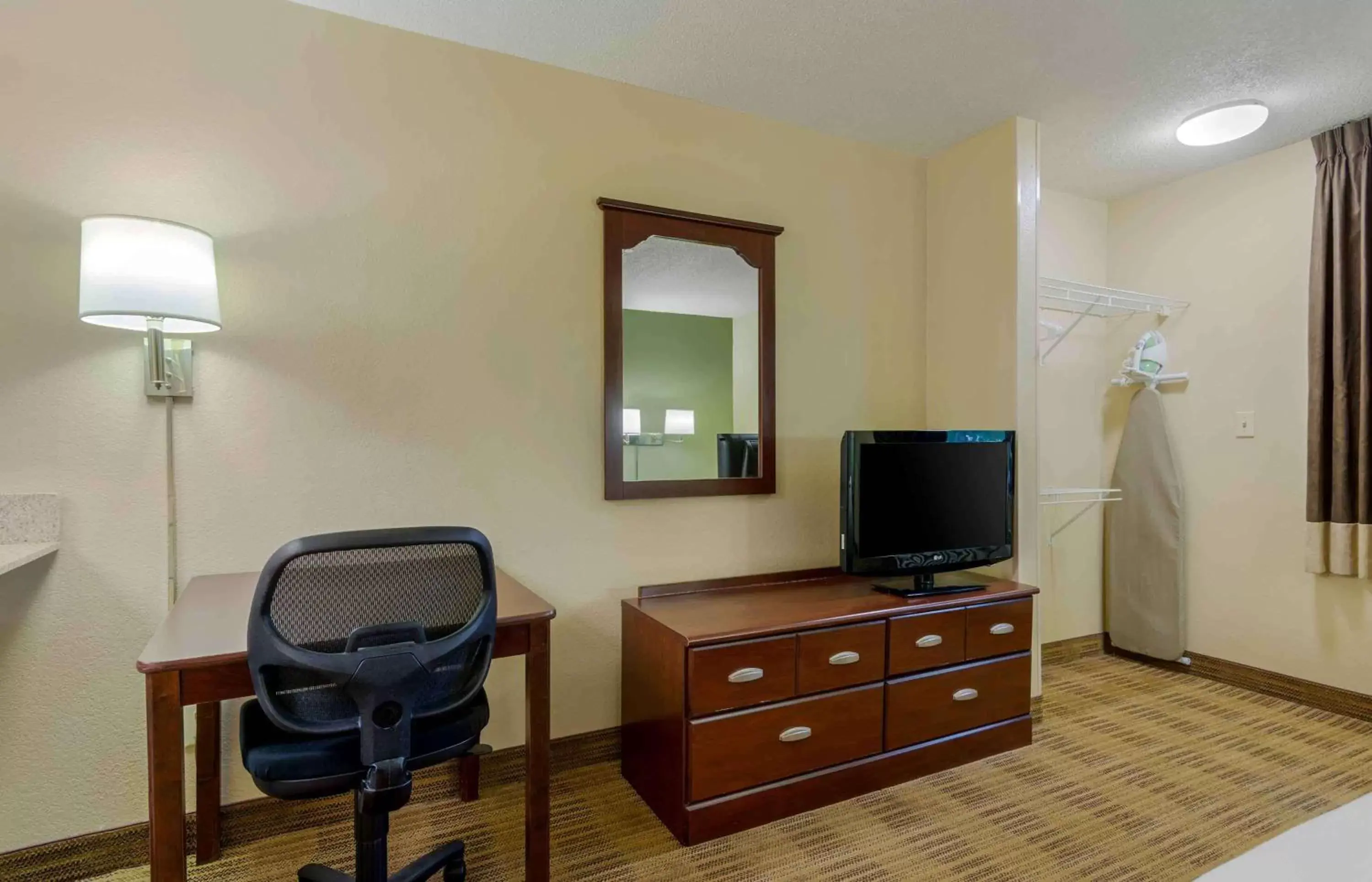 Bedroom, TV/Entertainment Center in Extended Stay America Suites - Atlanta - Alpharetta - Rock Mill Rd