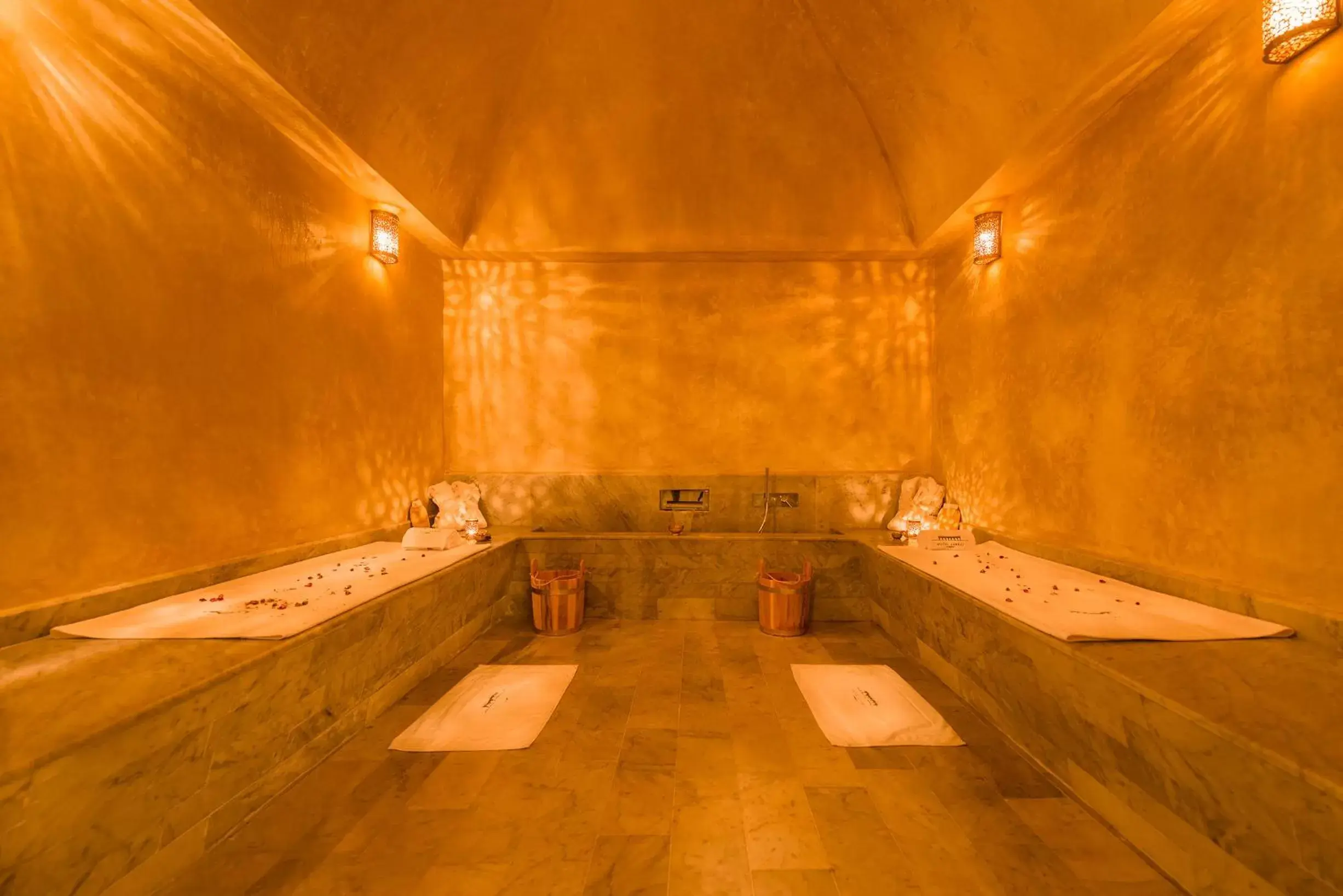 Steam room in Hotel Sahrai