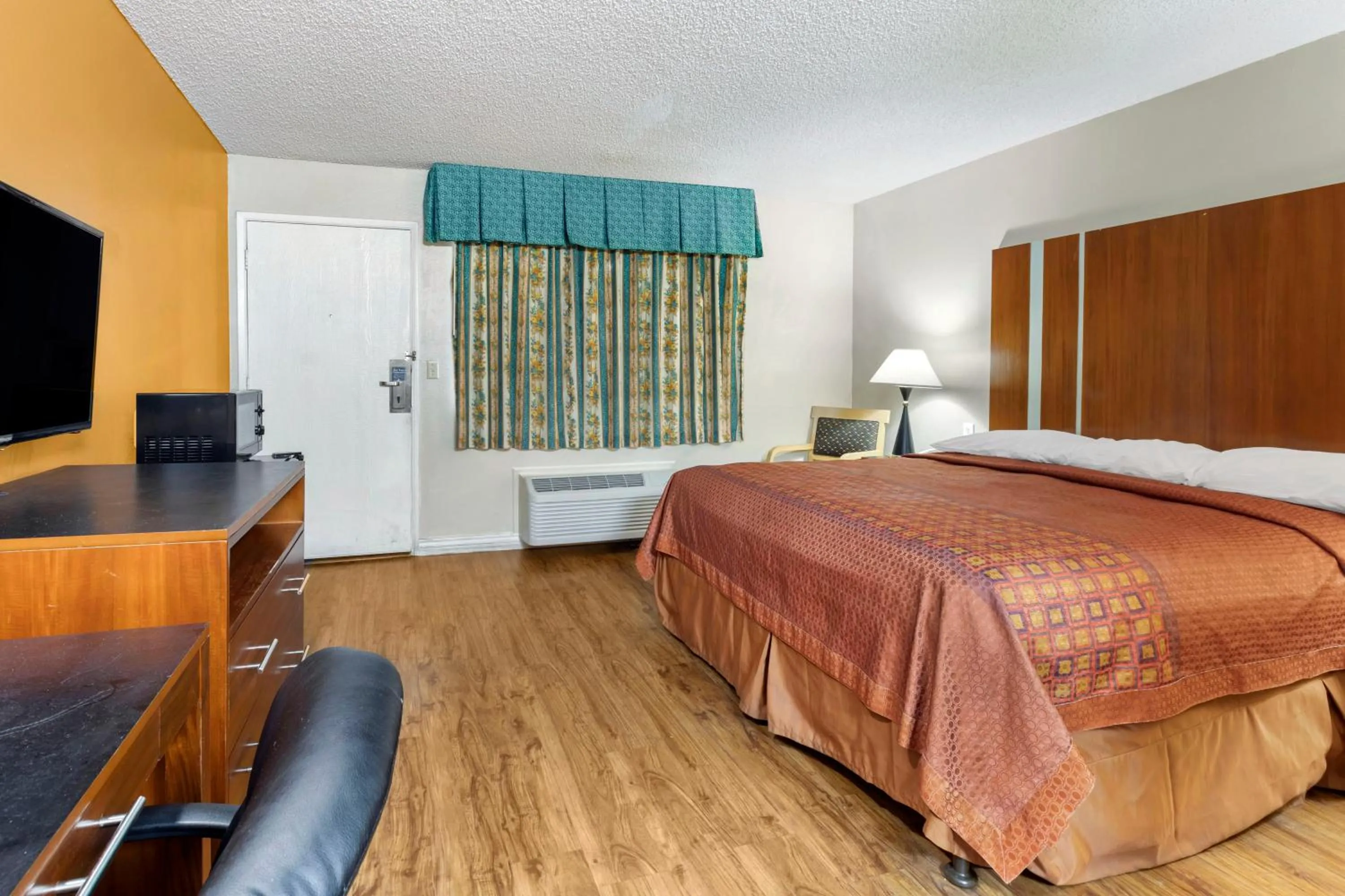 Riverside Inn & Suites