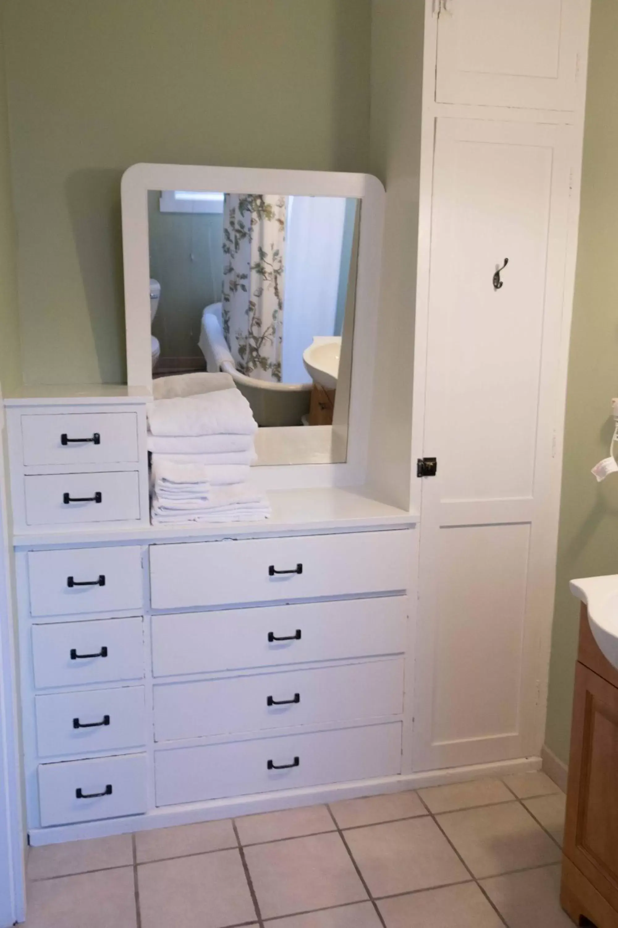 Bathroom, TV/Entertainment Center in Sauerdough Lodging