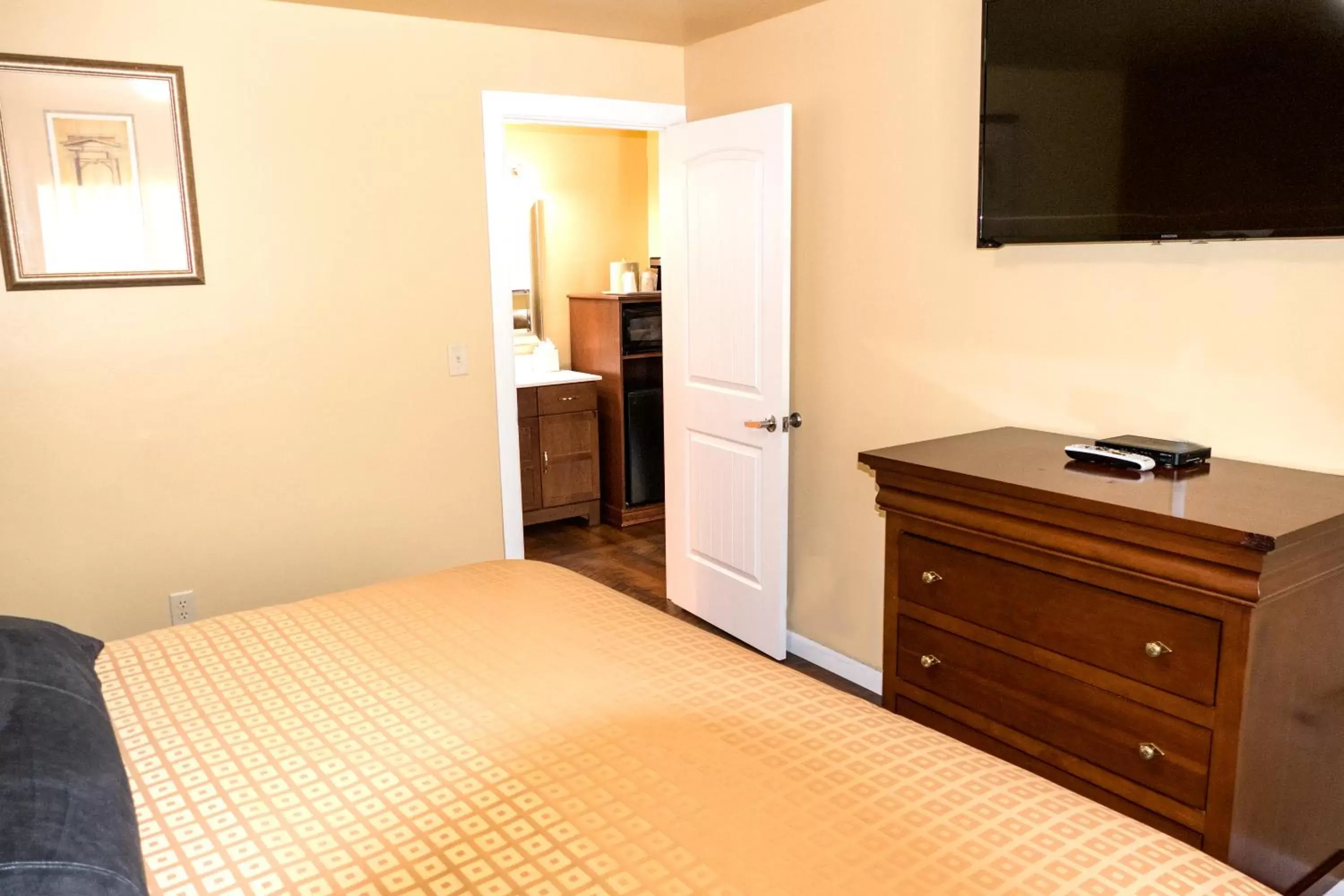 Photo of the whole room, Bed in Abram Inn & Suites