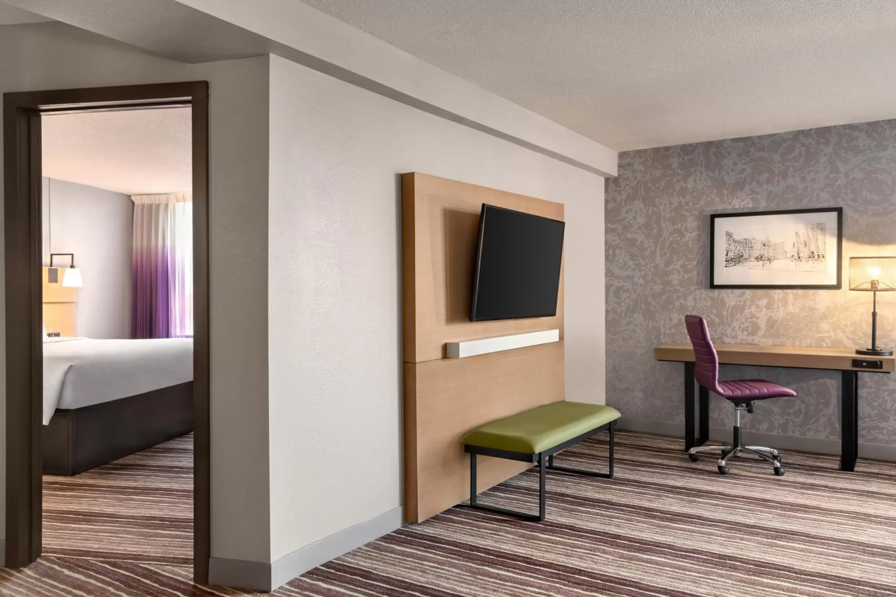 Bedroom, TV/Entertainment Center in Holiday Inn Philadelphia Arpt-Stadium Area, an IHG Hotel