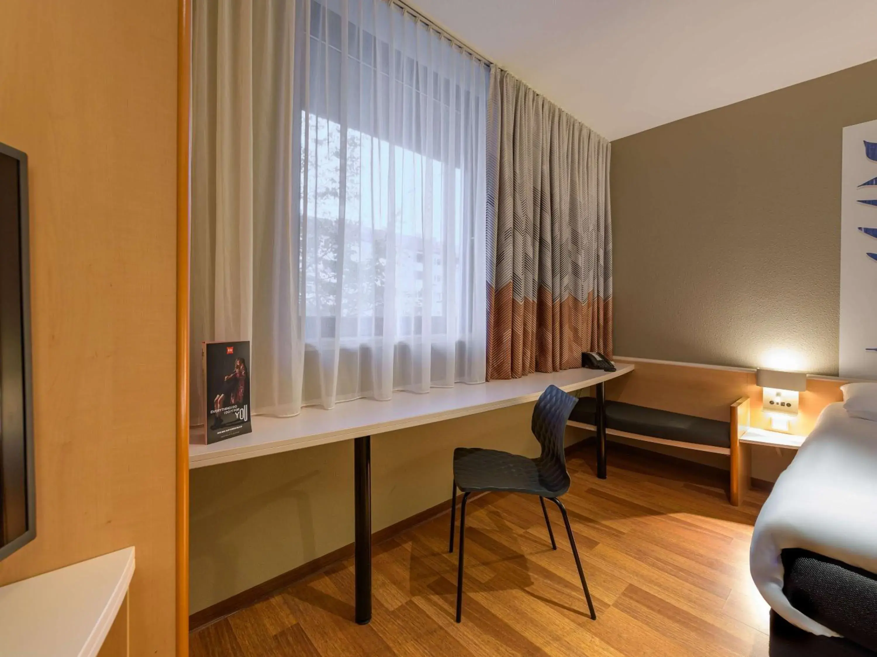 Bedroom, TV/Entertainment Center in ibis Heilbronn City