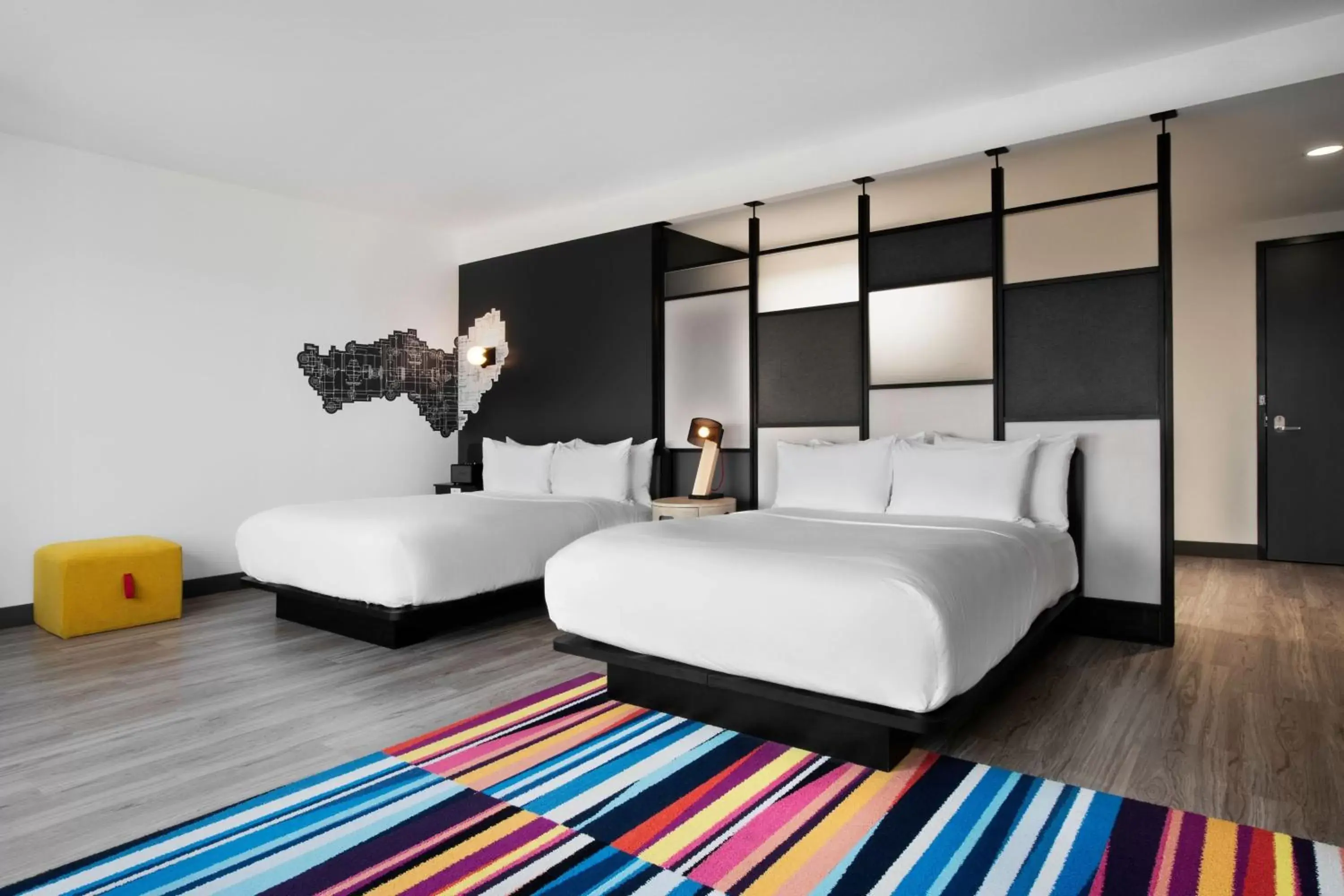 Photo of the whole room, Bed in Aloft Kansas City Country Club Plaza