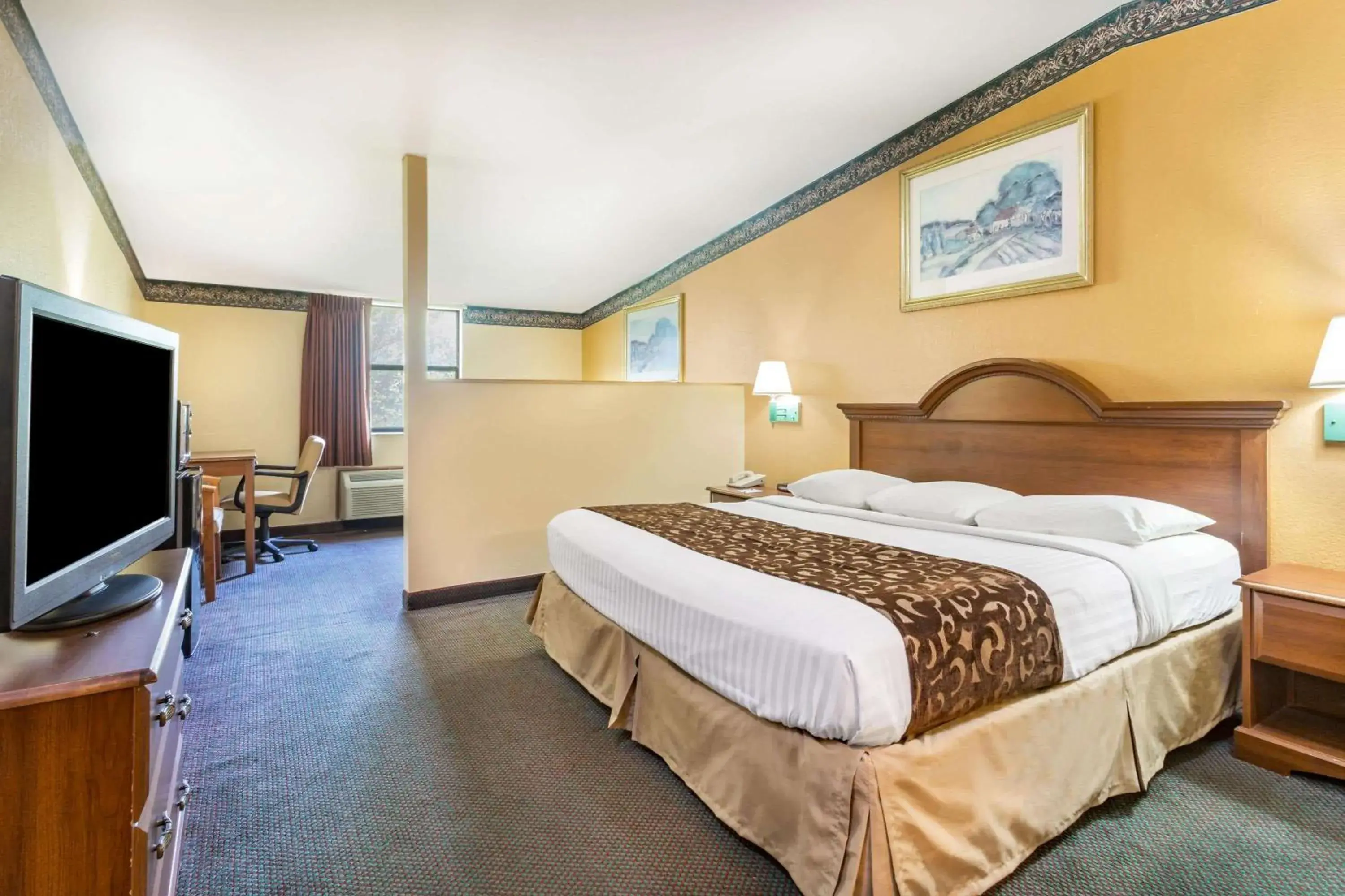 Photo of the whole room, Bed in Howard Johnson by Wyndham Lake City