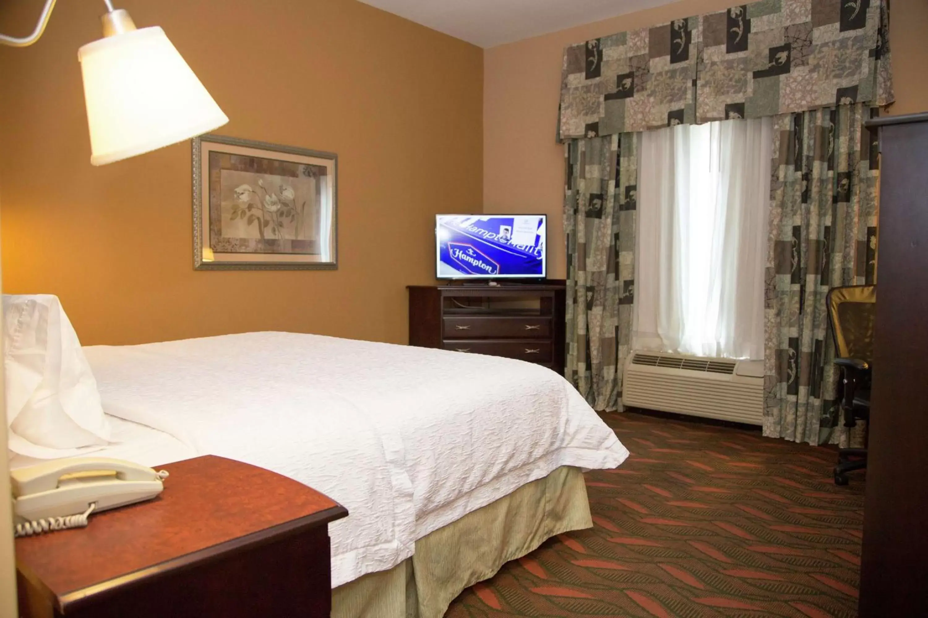 Bed in Hampton Inn & Suites Houston Rosenberg