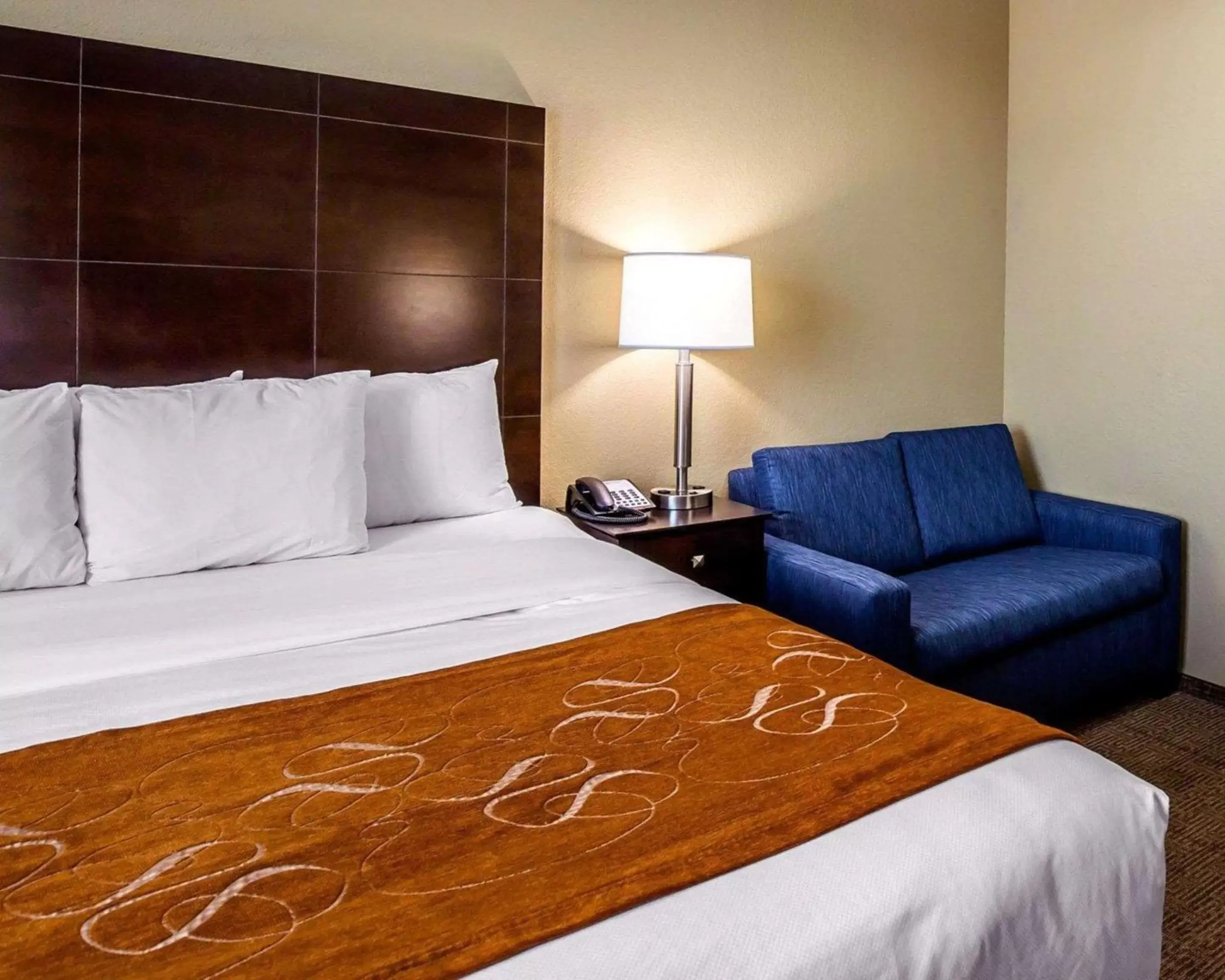 Photo of the whole room, Bed in Comfort Suites Houston Northwest Cy-Fair
