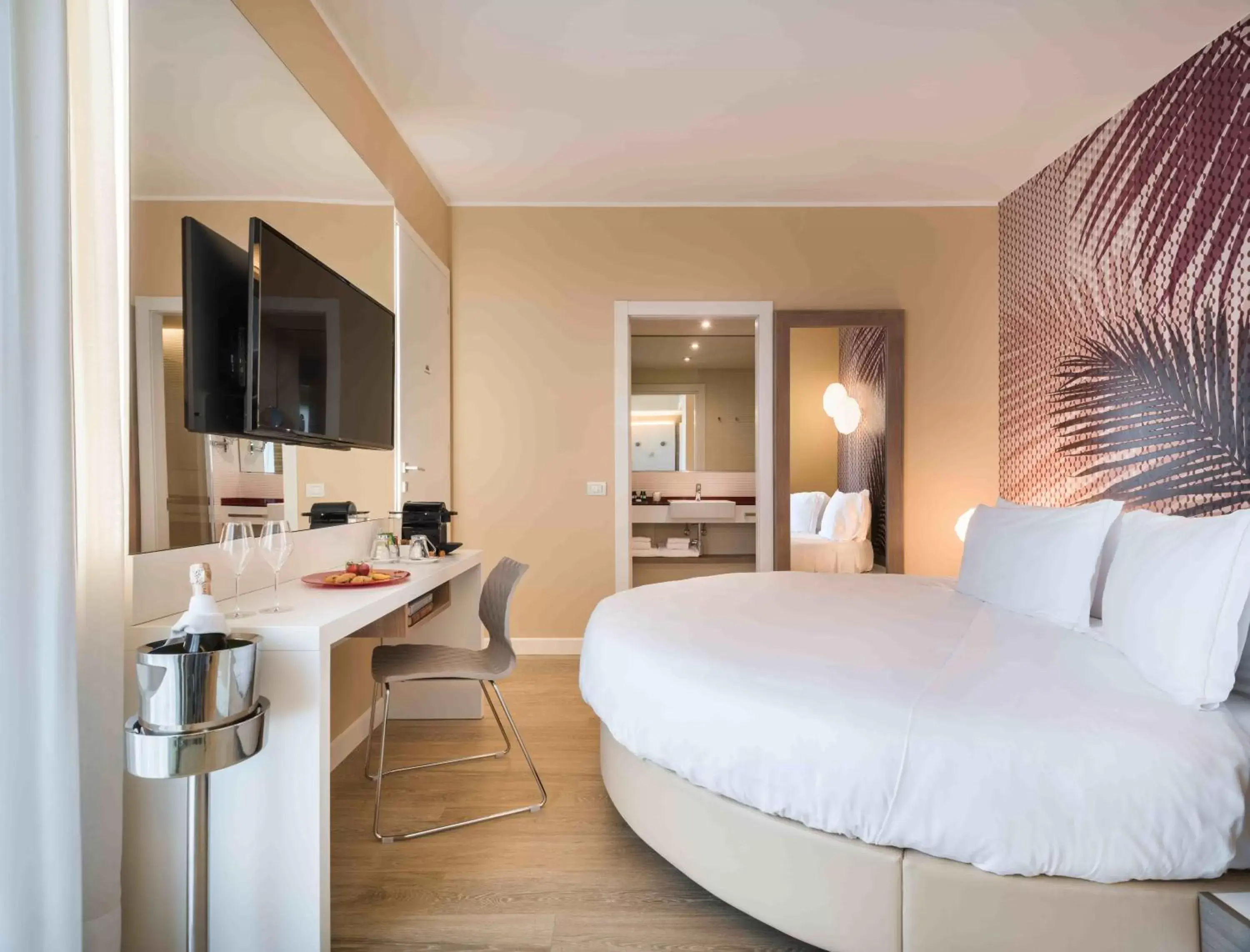 Bedroom, TV/Entertainment Center in Enjoy Garda Hotel