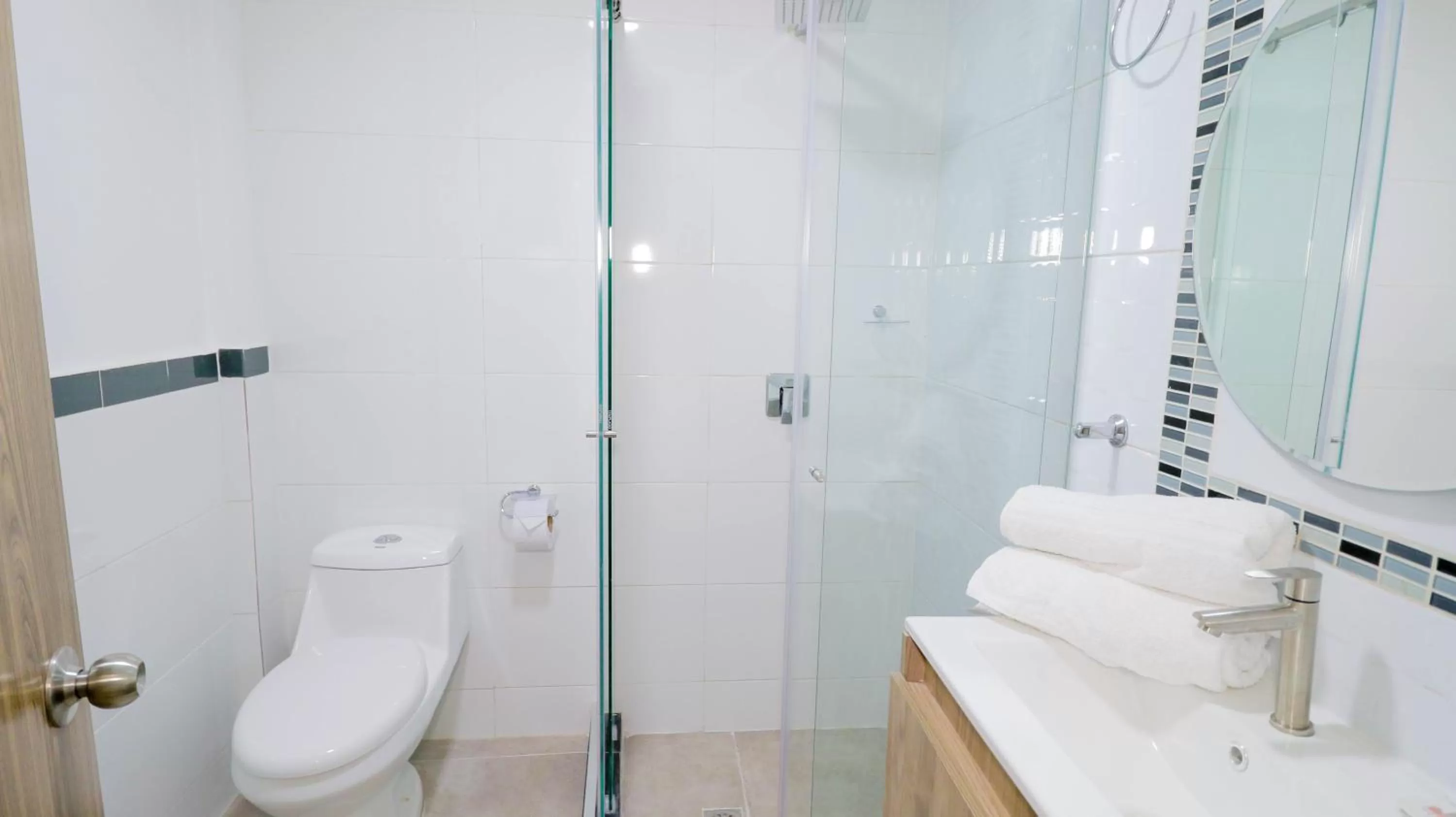 Shower, Bathroom in Aw Hotel Pasarela Real