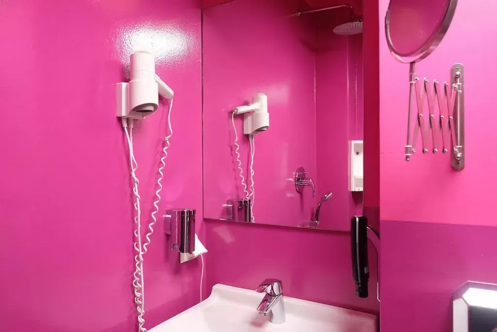 Shower, Bathroom in Pfefferbett Hostel Berlin