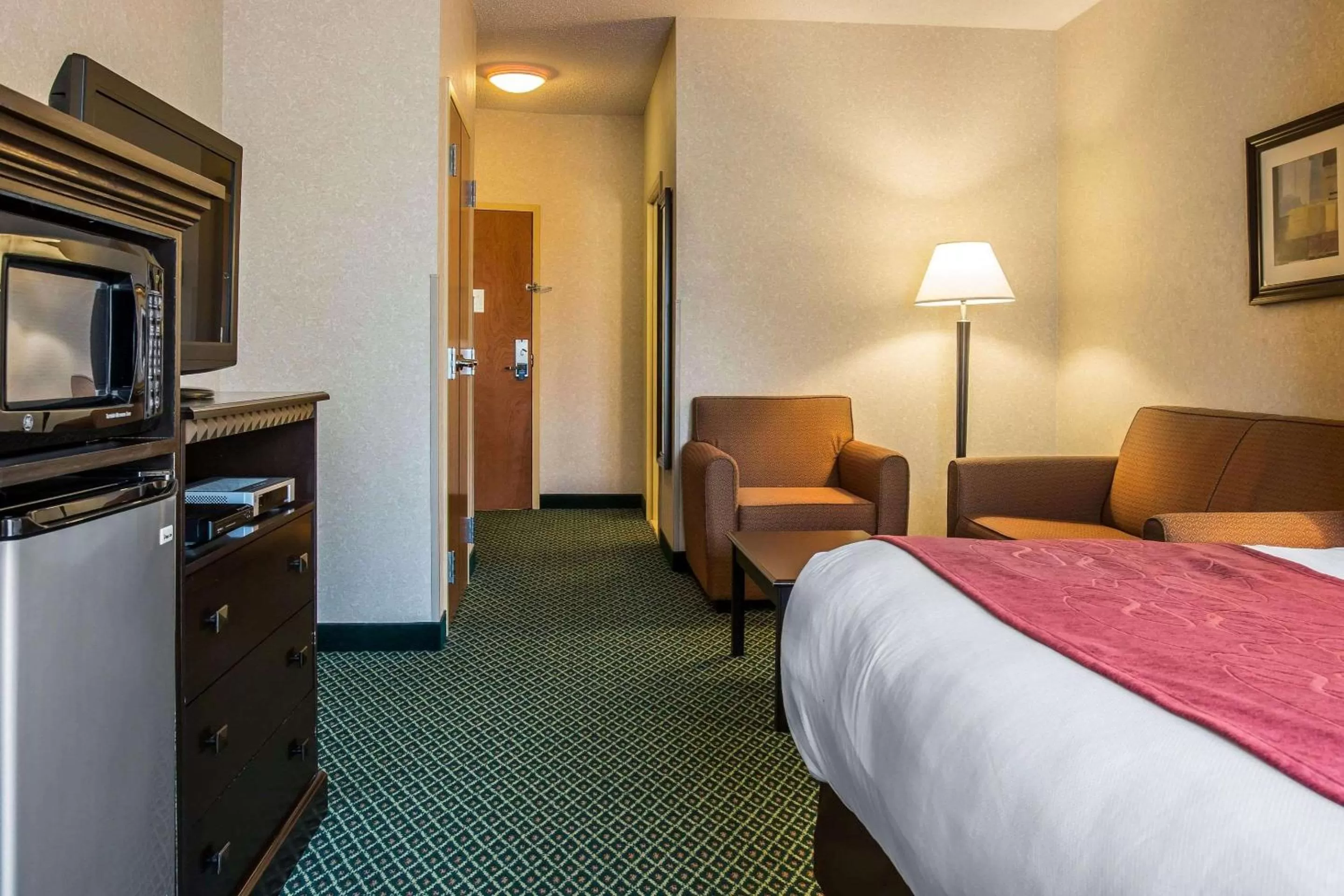 Photo of the whole room, Bed in Comfort Suites Canton - Detroit