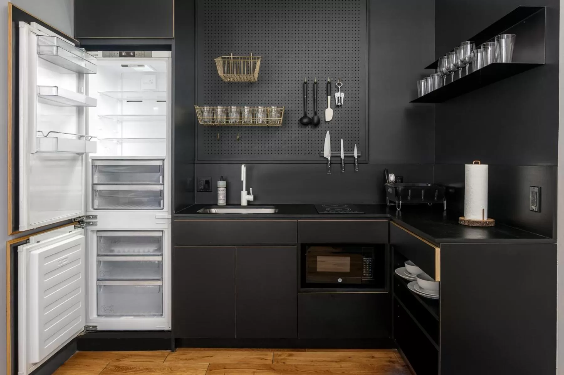 Kitchen or kitchenette in Placemakr Wall Street