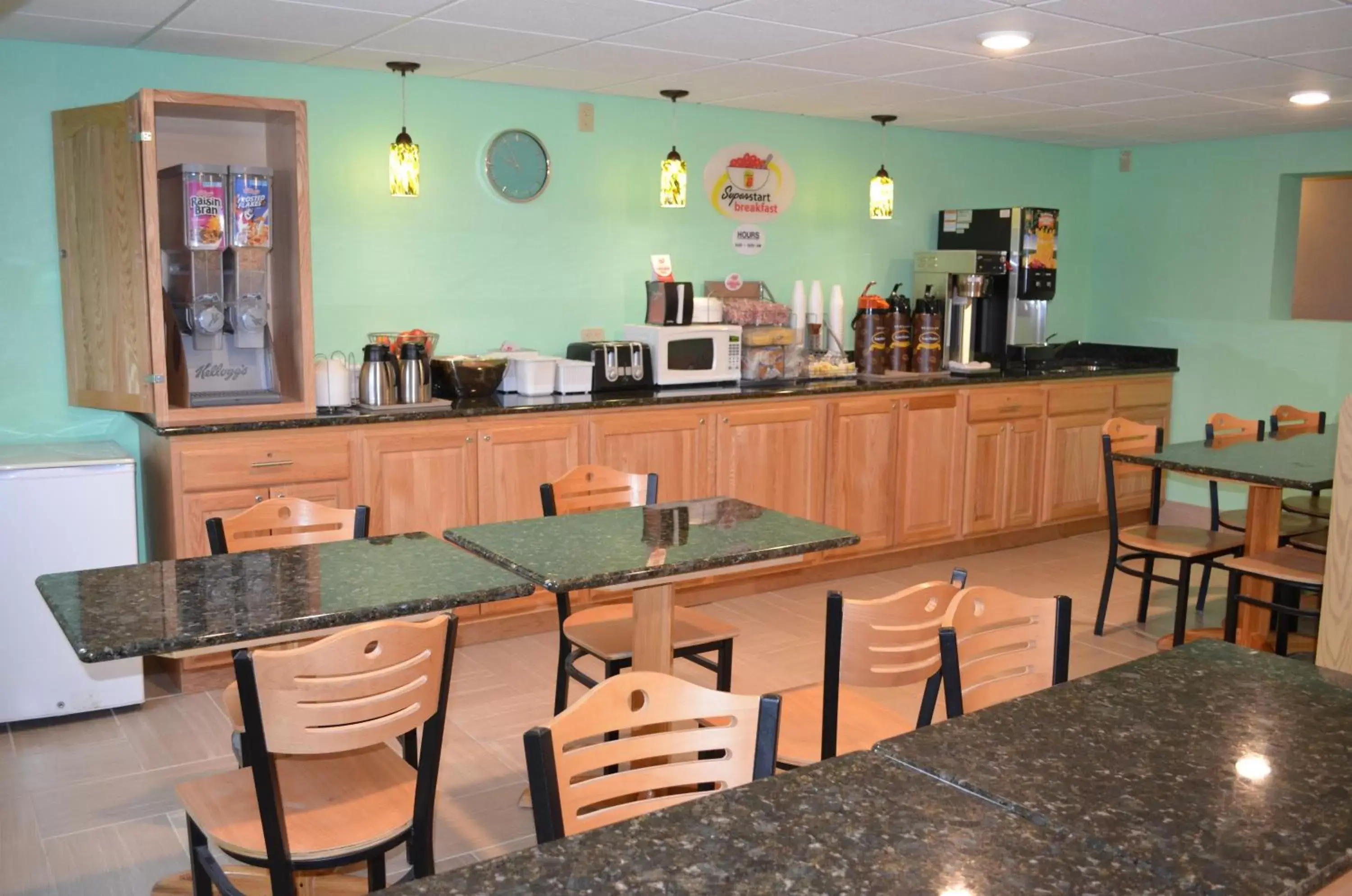 Breakfast, Restaurant/Places to Eat in Super 8 by Wyndham Devils Lake