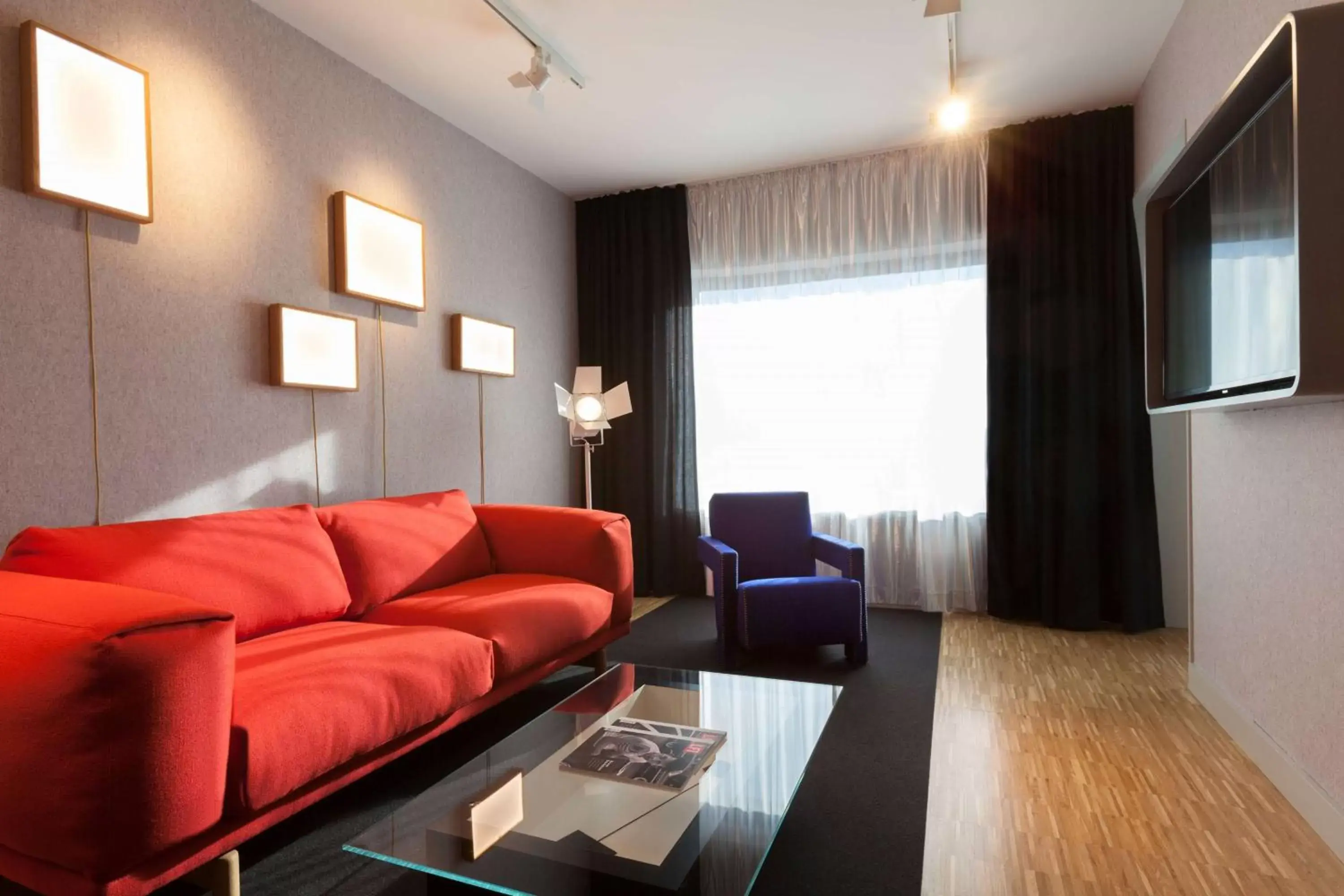 Living room, Seating Area in Vienna House by Wyndham Ernst Leitz Wetzlar