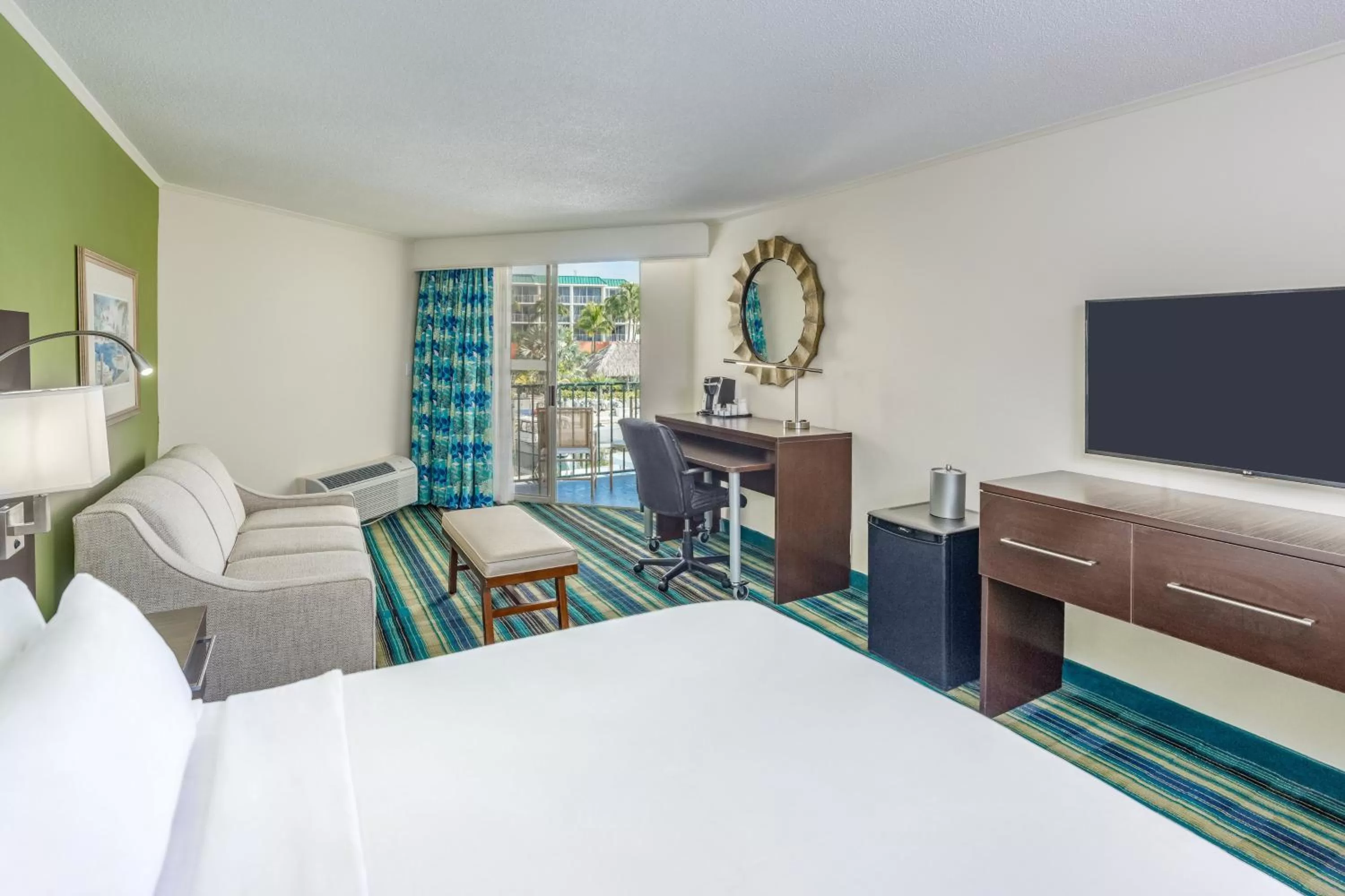 Photo of the whole room, Bed in Holiday Inn Key Largo by IHG