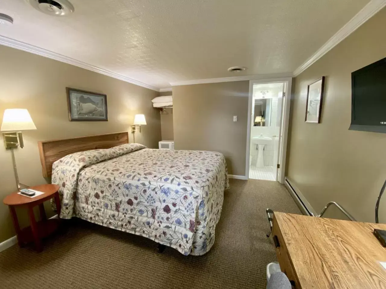 Photo of the whole room, Bed in Greybull Motel