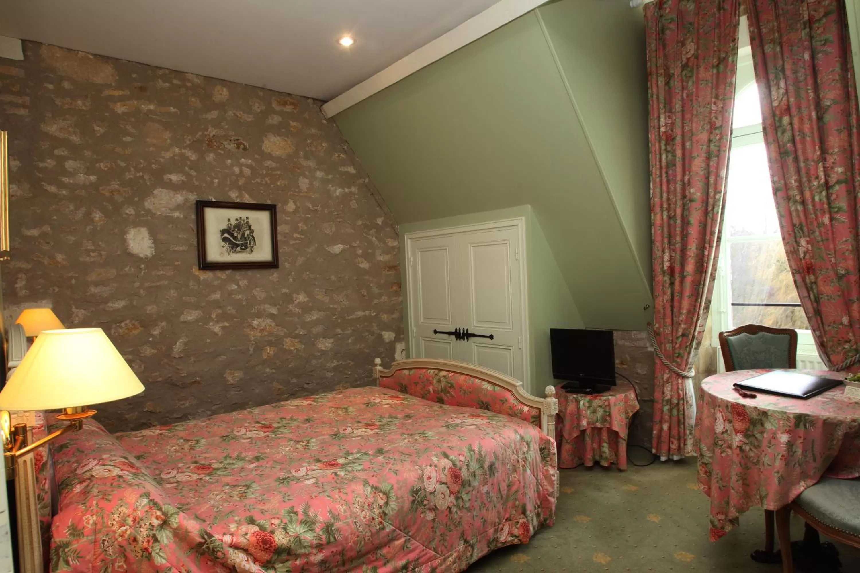 Photo of the whole room, Bed in Château de la Verie