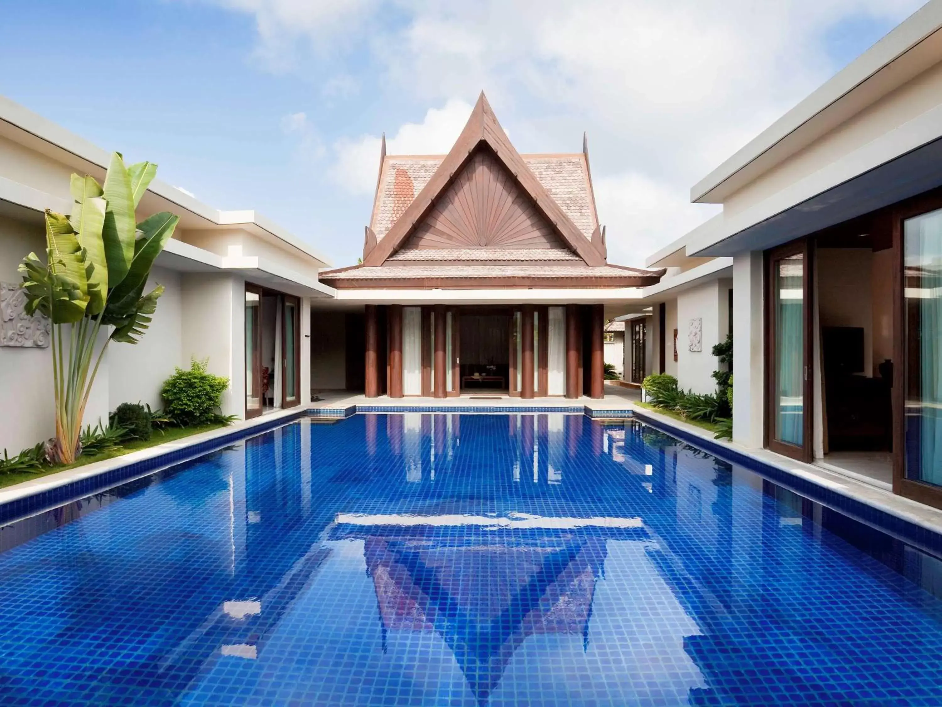 Property building, Swimming Pool in Pullman Sanya Yalong Bay Villas & Resort