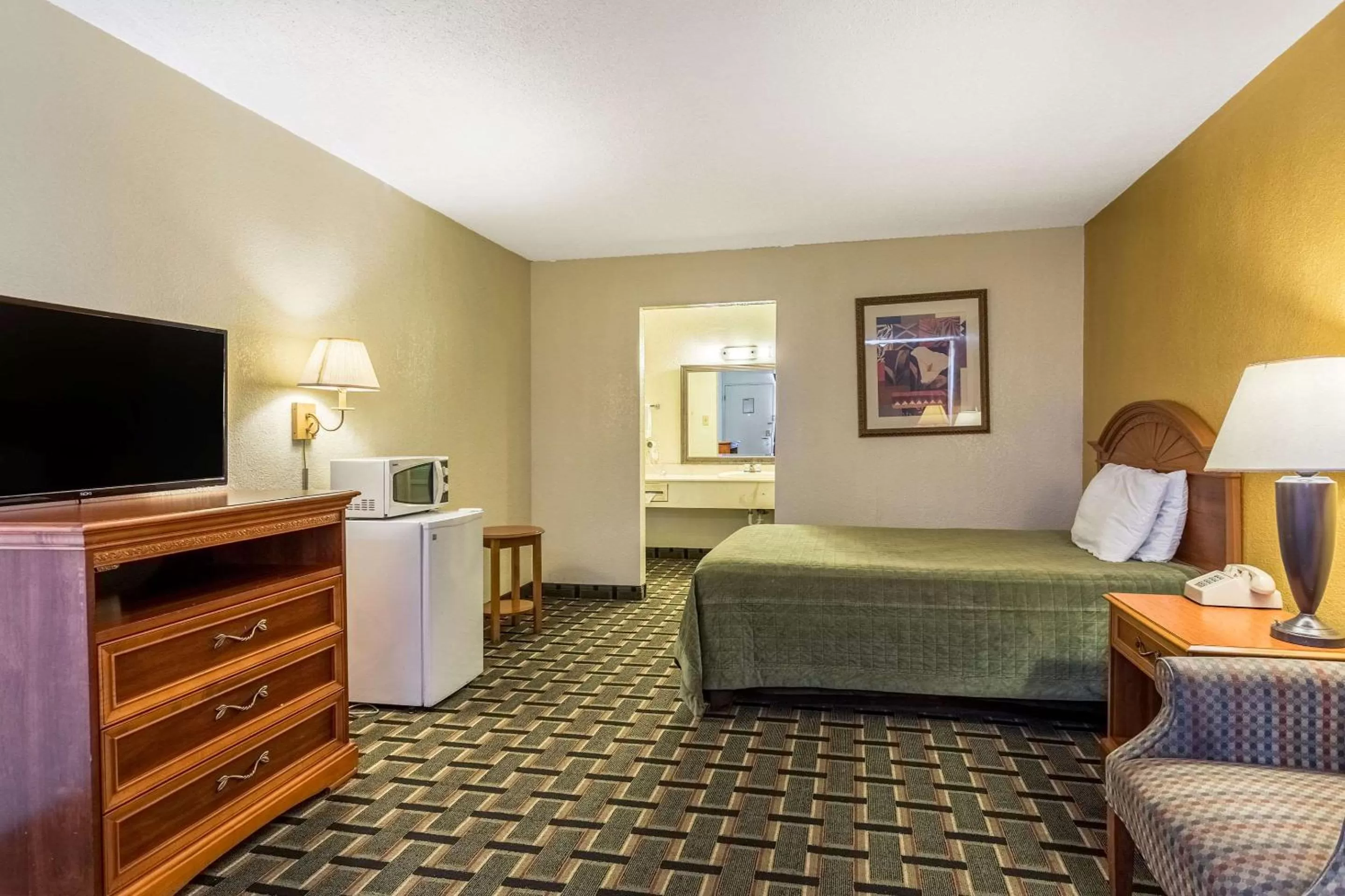 Bedroom, Bed in Rodeway Inn Denmark-Jackson