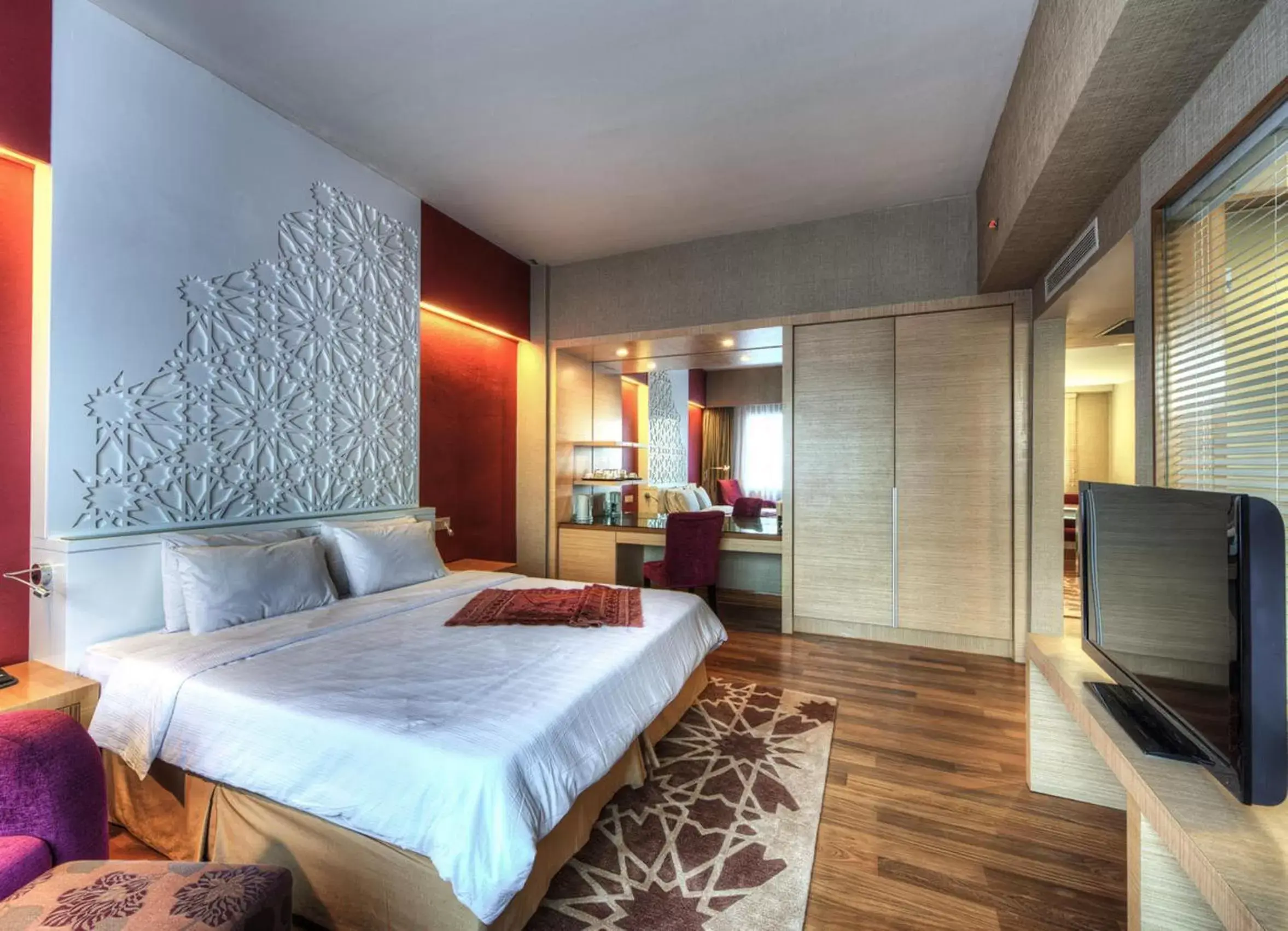 Photo of the whole room, Bed in Raia Hotel Kota Kinabalu