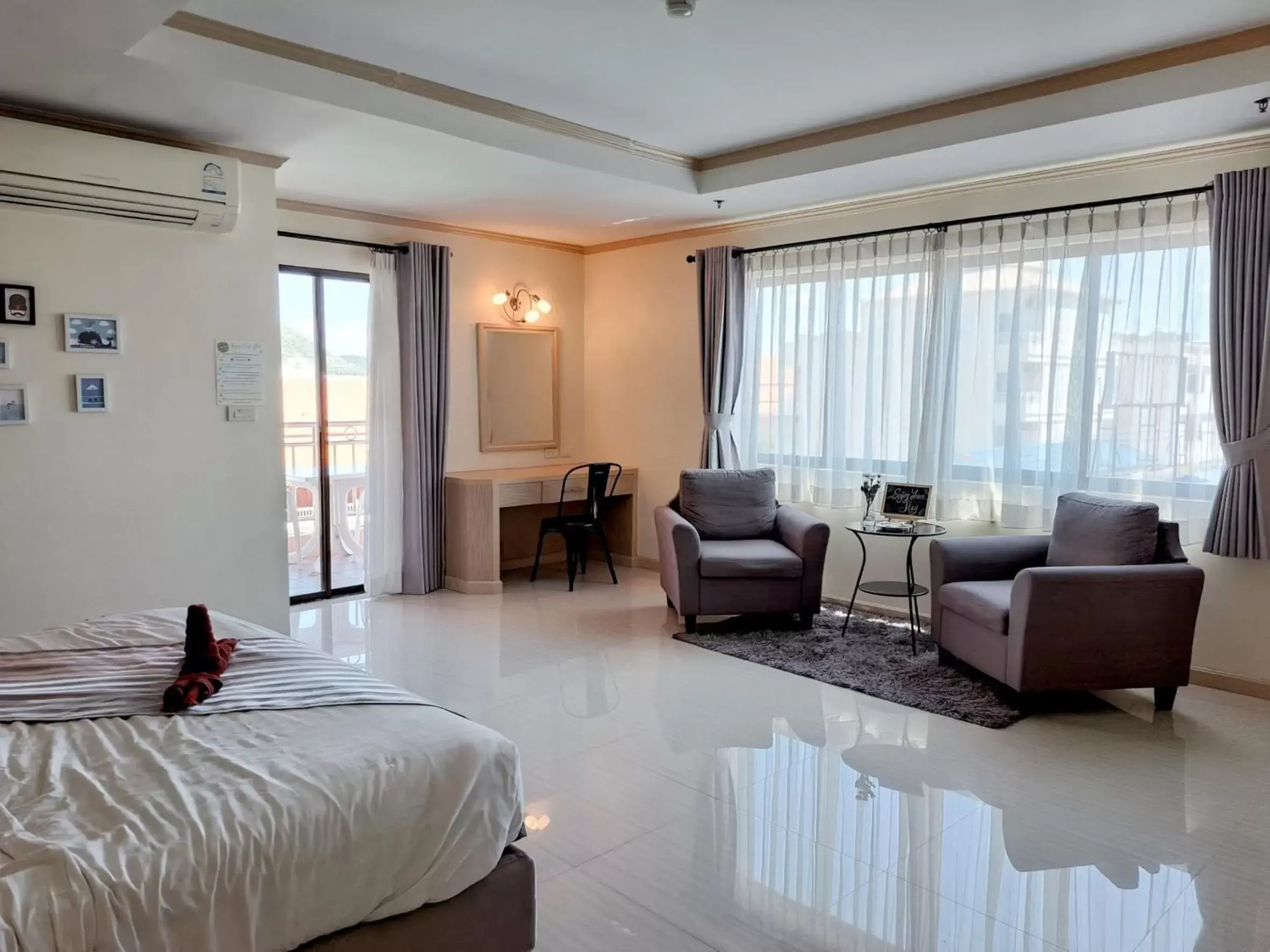 Seating area in Thipurai City Hotel